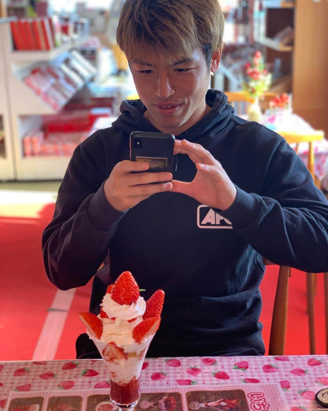 宮本航汰さんのインスタグラム写真 - (宮本航汰Instagram)「おすすめのお店を紹介 ①~③早川農園さんの苺と苺パフェ ④サンライズさんのフルーツサンド 苺好きにはたまらん🤤 #中村慶太  #とりあえず  #中村慶太  #最後に  #苺好き同志  #金井貢史」4月4日 19時36分 - k0000ta