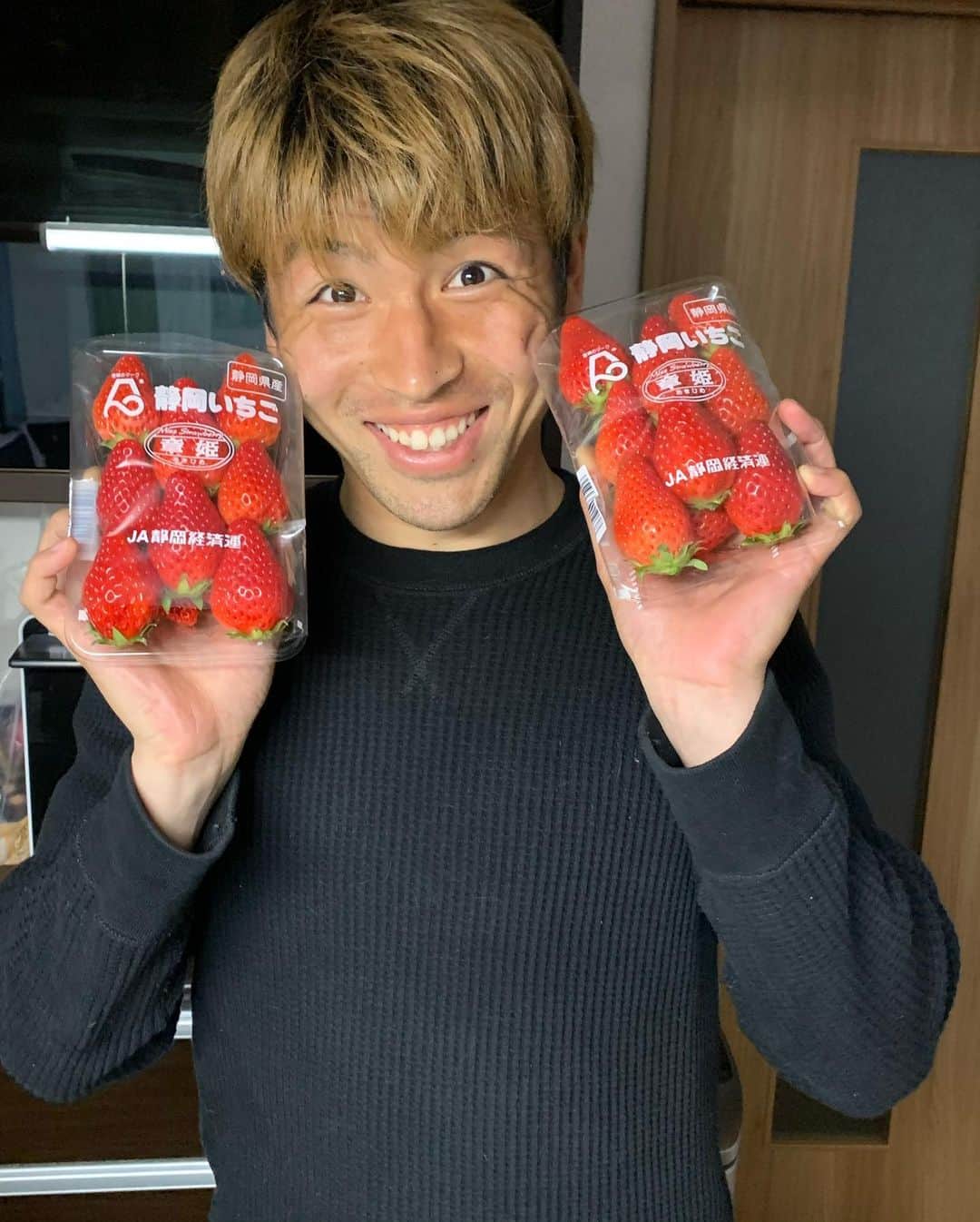 宮本航汰のインスタグラム：「おすすめのお店を紹介 ①~③早川農園さんの苺と苺パフェ ④サンライズさんのフルーツサンド 苺好きにはたまらん🤤 #中村慶太  #とりあえず  #中村慶太  #最後に  #苺好き同志  #金井貢史」