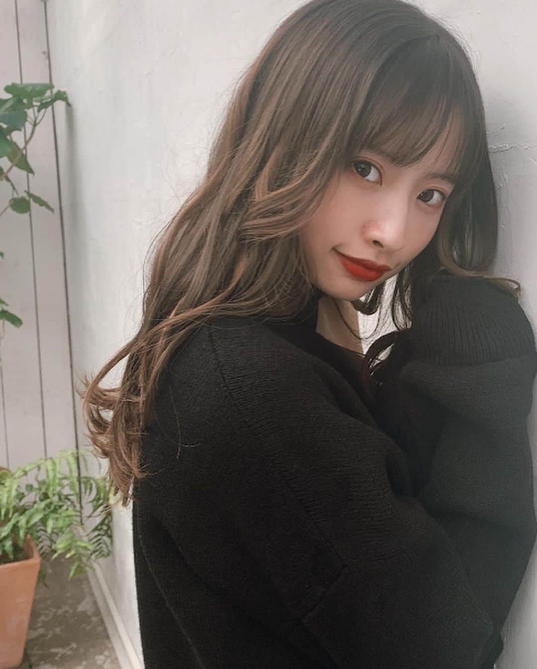 藤川らるむさんのインスタグラム写真 - (藤川らるむInstagram)「みなさん何してますか🥳 . . 日々のニュースで不安になるけど知ることはすごく大事だよ！🧸 お家でずっと料理をしてます🤣 早くみんなに会えるまで毎日みんなで協力して行こうねー！！ . . . . #藤川らるむ #おうち時間 #ぶらっくこーで #肩出し #肩出しコーデ #オフィショル #チョーカーニット #タイ人女子高生 #タイハーフ #model #jkmodel」4月4日 19時47分 - ralumu_00