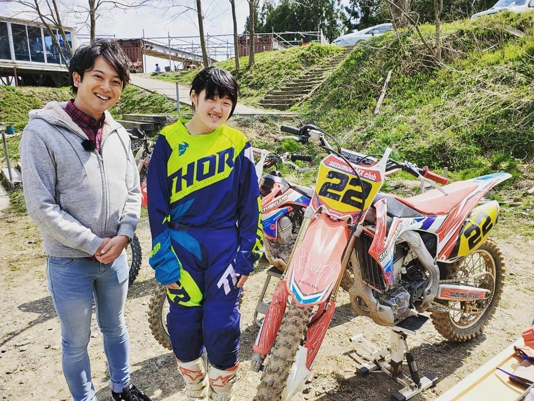 飯田嘉太のインスタグラム：「青空が広がる中イイダスポーツのロケ☀ モトクロスの取材でした💨 ･ ･ 今日は女子高生ライダーの鈴村永愛さん☺️ ･ ･ モトクロスはオフロードコースを オートバイで駆け抜ける競技💥 ･ ･ 迫力たっぷりでとってもカッコよかったです😆 放送日はまたお伝えします😌  #石川テレビ #石川さん #livenewsit #イイダスポーツ #モトクロス #motocross #オートバイ #motorbike #ライダー #鈴村永愛 選手 #金沢市 #blackboar #アナウンサー #announcer #飯田嘉太  みんなの姿が仮面ライダーにしか見えなかった🤩 BGMはレッツゴー!!ライダーキック😏笑」