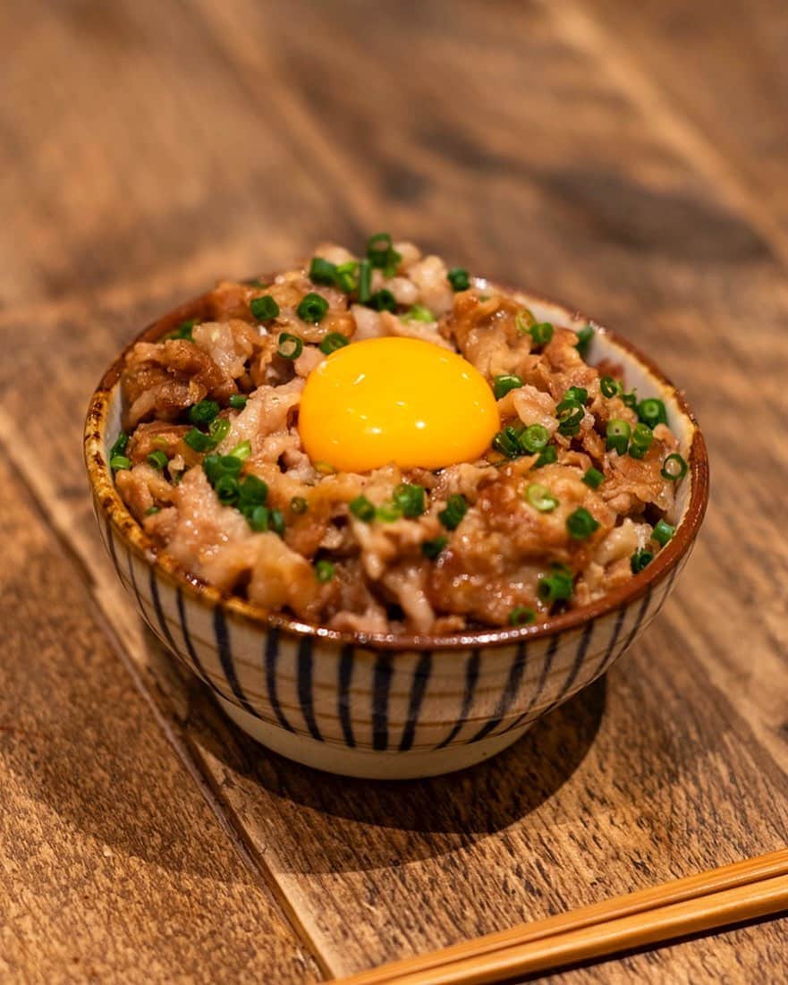 Hanako公式さんのインスタグラム写真 - (Hanako公式Instagram)「洋食屋さんの丼ものって？🍚﻿ ﻿ 昨年、ミシュランガイド東京版の一ツ星を獲得した代々木上原〈sio〉の鳥羽周作シェフが、誰もが知る料理をブラッシュアップして提供する〈o/sio〉。「かっこめロマンの豚丼」は、豚肉がこぼれんばかりに盛りつけられた新作🐖﻿ ﻿ ⚠️現在、新型コロナ感染拡大防止のため、営業時間の変更や臨時休業をされているお店もありますので、ご注意ください﻿ ﻿ 【Hanako_100人の大銀座発売!!】﻿ #Hanako #Hanako_magazine  #丸の内ランチ #丸の内カフェ #丸の内ブリックスクエア #丸の内グルメ #ナポリタン #パスタ好き #洋食屋さん #ランチ部 #麺スタグラム #東京グルメ #東京カフェ #osio #photoby_TomoIshiwatari﻿」4月4日 19時48分 - hanako_magazine