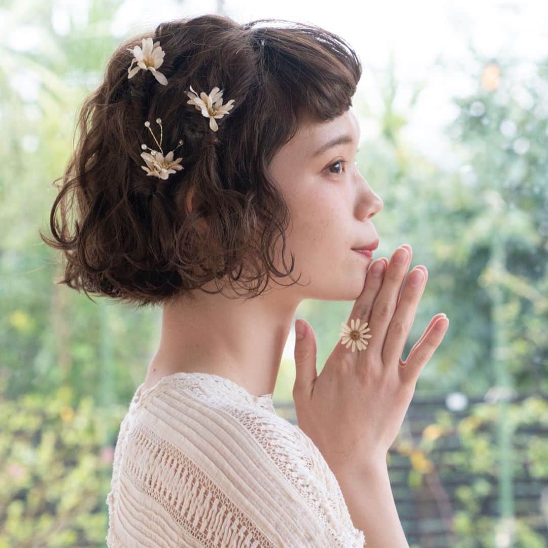 waco⭐️CHACOのインスタグラム：「デージースプレー髪飾り🌼 アーティフィシャルフラワーのクリーム色のお花と小さなパールの髪飾り。 いつかの大切な日のために。  大人気のマーガレットリングは完売間近。 次回の再販は半年以降先になる予定です。  model @_mura_hama  hair @eight_hair  photo eicou flower @wacochaco」