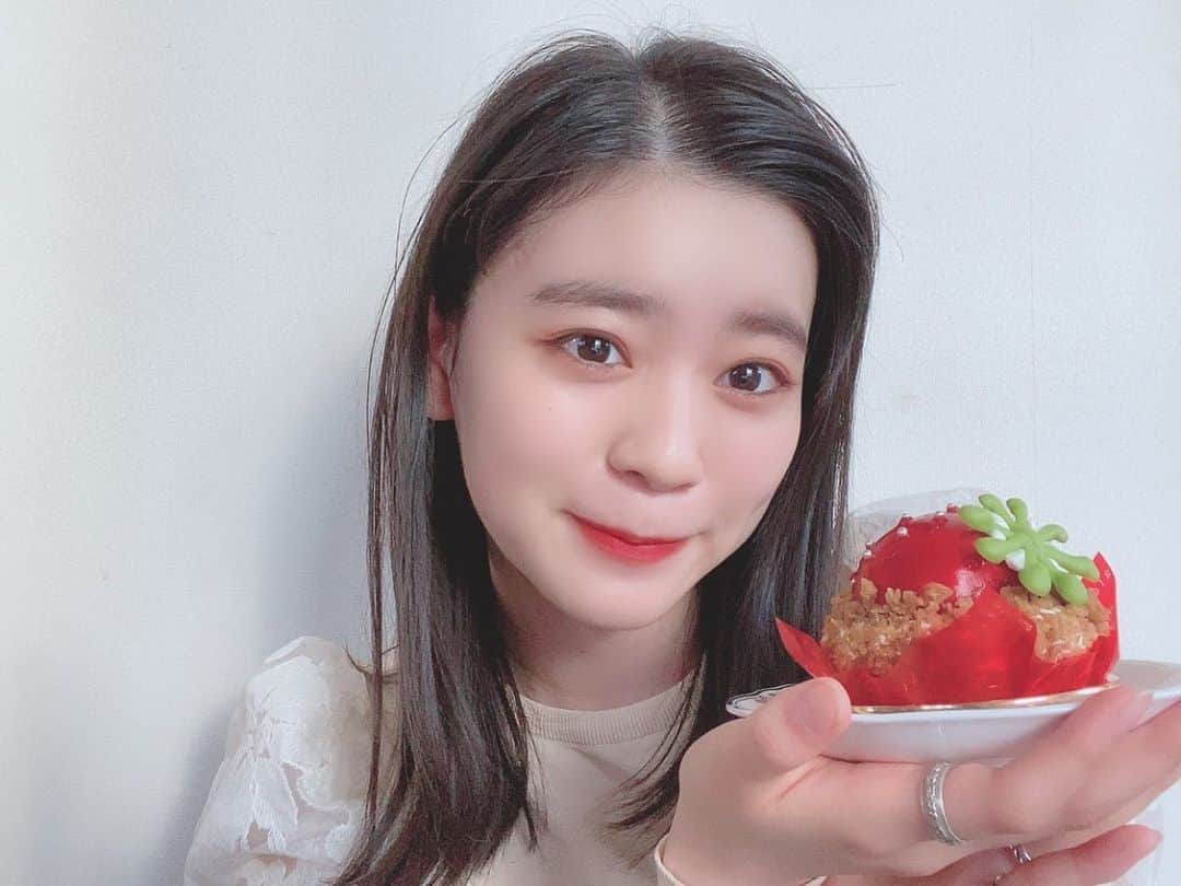 坂井仁香さんのインスタグラム写真 - (坂井仁香Instagram)「今日のおやつ🧁🍓 美味しかった~🥺 #いちご　#ケーキ　#おやつ」4月4日 19時58分 - hitoka_sakai_official