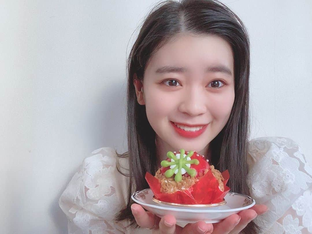 坂井仁香さんのインスタグラム写真 - (坂井仁香Instagram)「今日のおやつ🧁🍓 美味しかった~🥺 #いちご　#ケーキ　#おやつ」4月4日 19時58分 - hitoka_sakai_official