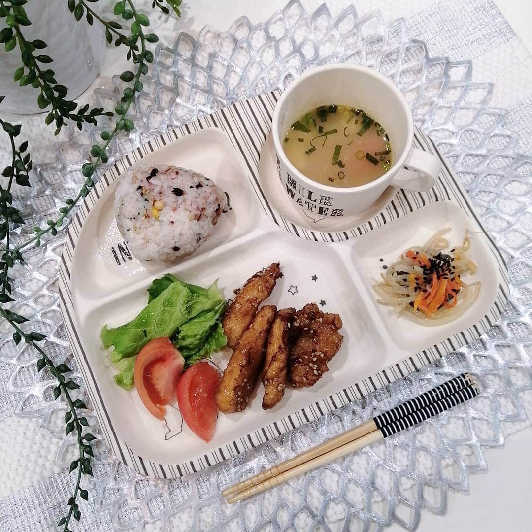 momoさんのインスタグラム写真 - (momoInstagram)「#晩御飯#食費月13000円 ・ 胸肉のスティック甘辛チキン もやしと人参のナムル キムチ お味噌汁 ・ 平日の慣らし保育送迎以外一歩も敷地から出ることなく2日目。 料理をしたり、庭で遊んだり、粘土、映画と充実してる子ども達☺ 私も仕事キャンセルが続いて、こんなにのんびり過ごせる機会滅多にないから掃除をしたり子ども達と遊んだり…家にいると平和すぎてニュースやネットを見なければ平和ボケしてしまいそうな雰囲気。 ・ ・ 胸肉をそぎ切りに、スティック状にしたら塩コショウと酒、砂糖、マヨネーズを揉み込み冷蔵庫へ。 片栗粉と小麦粉半々をまぶして揚げ焼きにして油を切り、フライパンに醤油、本味醂、砂糖を1:1:1で入れて揚げ焼きにした胸肉を入れて絡めながら煮詰める。 ごまをまぶして完成🦸 ・ しっかり漬けておくと柔らかくスティック状にすると子どもも食べやすくて、いつもの唐揚げとはまた違う反応🥰✨ ・ ・ ・ ところで、自粛中はなるべくレシピを載せようと思って、最近載せてるんだけど分量は適当だからあまり書かないよ(イヤ、ゼーンゼンメンドクサイワケジャナイヨ🤪) 適切な量は自分の味覚と感覚で覚えて行ったほうが、レシピに頼ることなく作れる1番の秘訣✨ ・ レシピにもある通り醤油、味醂、砂糖、(酒)1ずつだと甘辛照り焼き風になるでしょ？ そこに砂糖減らしてごま油足すと少し中華風、きんぴらにも。そうやって自分の塩梅を見つければレパートリーも広がるんじゃないかな！知らんけど！ ・ ・ #晩ごはん#晩ご飯#夕食#夕御飯#夕食#おうちごはん#節約#節約ご飯#食費月1万円#晩御飯#食費1万#デリスタグラム#デリスタグラマー#クッキングラム#ワーママ#大分#instafood#stayhome #幼児飯#男の子ママ#親バカ部#3兄弟#3児ママ#おうち時間#レシピ#簡単レシピ」4月4日 20時02分 - m.o.m.o.k