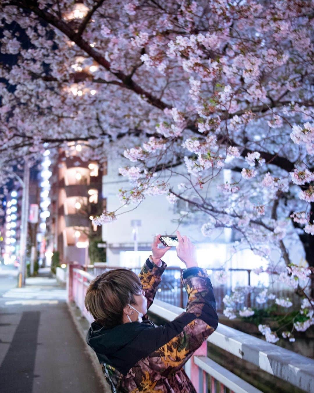 GENさんのインスタグラム写真 - (GENInstagram)「桜も自粛 桜は春っていう神イベントのヘッドライナーであり、人に観られてなんぼなエンターテナー だから今年はちょっぴり寂しそうだけど、きっと僕らと同じ気持ち。来年は今年の分も盛大にお花見やりたいね。 今夜は21:00〜YON FES初年度の映像をYouTubeでプレミア公開します。 みなさん今は家に籠ること楽しみましょう photo by @takeshiyao」4月4日 20時13分 - 04genls