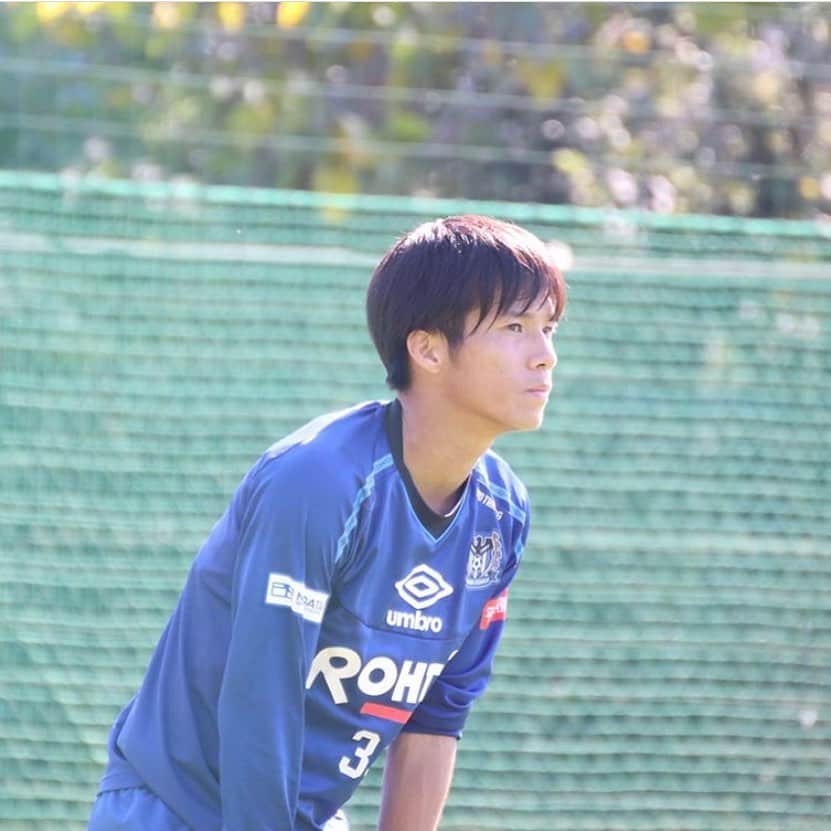 福田湧矢のインスタグラム：「今日は21回目、誕生日でしたー！！ これからも感謝の気持ちを忘れず成長し続けます！  いまは辛い状況ですがみんなで乗り越えて行きましょう！！ #ガンバ大阪 #たまには真面目な顔と #笑顔笑」