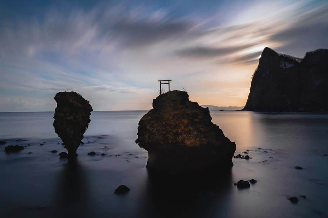 Hikaruのインスタグラム：「大黒岩と恵比寿岩 . Great Kuroiwa  Ebisu rock. . . #北海道 #instagram #東京カメラ部 #tokyocameraclub #natgeo #bealpha #sonyphotography #pashadelic #team_jp #bestjapanpics #natgeo #ig_japan #natgeoyourshot #yourshotphotographer #myrrs #hellofrom #naturephotography #ig_worldclub #1x #landscapephotomag #landscapelovers #lovers_nippon #visitjapanjp #bbctravel #art_of_japan #splendid_earth #日本の絶景 #ig_great_pics #BBCtravel #ig_worldclub」