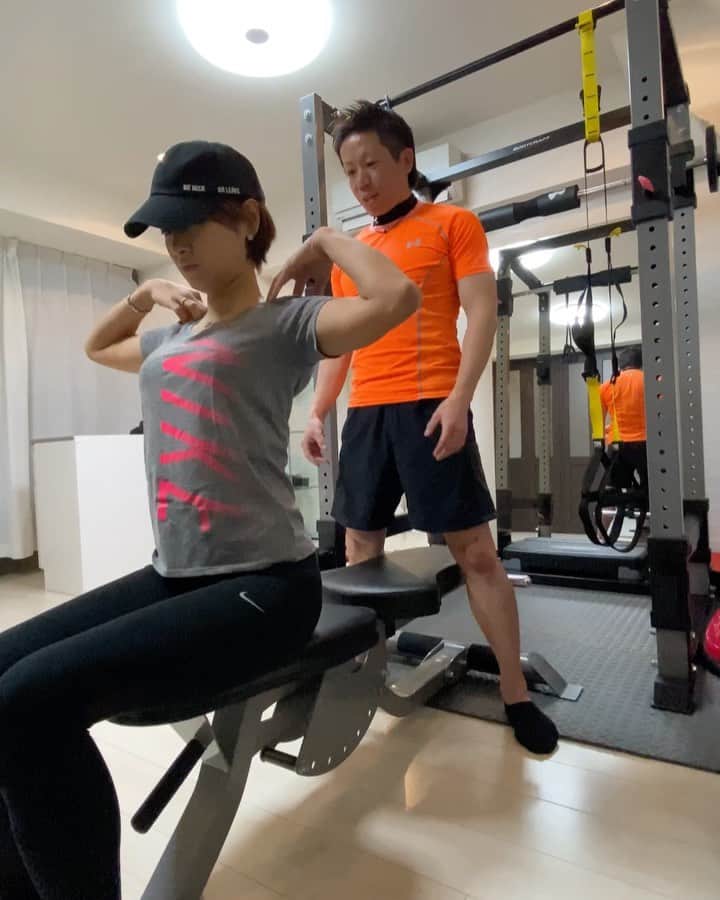 彩海のインスタグラム：「. . Personal Training🏋🏽‍♂️ 準備運動から🙋🏽‍♀️ . 肩が上がらないように腕回したり 上げたりするのが私には大変💦 . . 肩甲骨を動かしてやってみてね👌🏽 . . My trainer: @osamu_fit  いつも丁寧なトレーニング指導を ありがとうございます🥺 . . . (2倍速動画) . .  #fitnessmotivation #fitgirl#fitness#fitnessvideos #yogavideo #videos#トレーニング#トレ動画#準備体操 #大切だね」