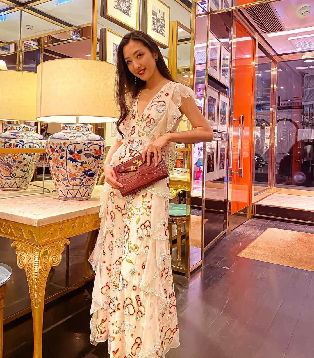 砂田早紀のインスタグラム：「Tory Burch in New bond Street in Feb.  I’ve heard that everyone is self-isolating in their house and going out for some exercise once a day as that is what the Uk government allows... 今は仕方ないよね... ロンドンいま凄い大変そう。日本もどんどん近づいてきてる。一刻も早く終息しますように。」
