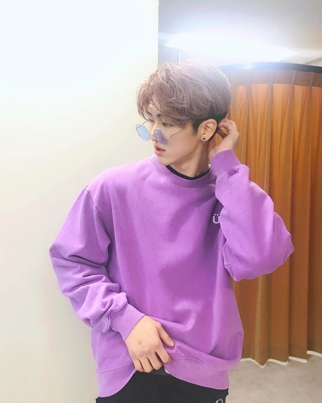 原田デイビッドさんのインスタグラム写真 - (原田デイビッドInstagram)「このpurple sweater 可愛いね！💜☯️僕ムpurpleにあいますか？🤔 . . . . .  #mahagrid #moguri #model #fashion #tokyofashion #asianfashion #pink  #sweater #blue #sunglasses #sunglassesfashion #purple #hairmake #coordinate #photoshoot #koreanfashion #korean  #モグリ #モデル #ファッション #ファッションモデル #ムラサキ  #マッチング #カップルコーデ  #コーデ #撮影  #韓国ファッション #韓国 #スタイル」4月4日 20時37分 - davidharada_01