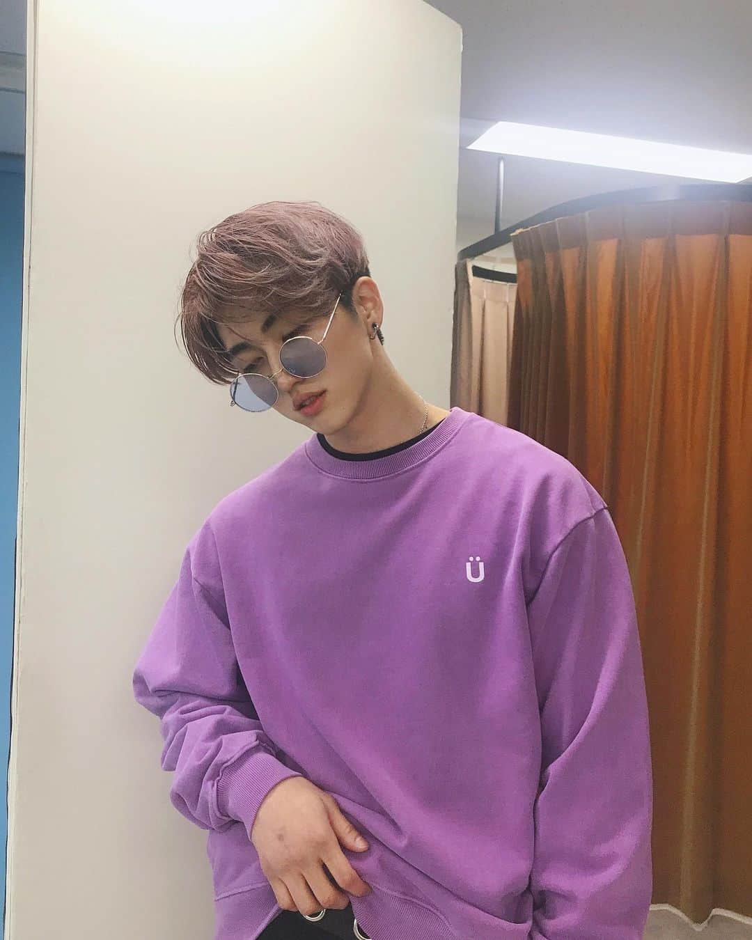 のインスタグラム：「このpurple sweater 可愛いね！💜☯️僕ムpurpleにあいますか？🤔 . . . . .  #mahagrid #moguri #model #fashion #tokyofashion #asianfashion #pink  #sweater #blue #sunglasses #sunglassesfashion #purple #hairmake #coordinate #photoshoot #koreanfashion #korean  #モグリ #モデル #ファッション #ファッションモデル #ムラサキ  #マッチング #カップルコーデ  #コーデ #撮影  #韓国ファッション #韓国 #スタイル」