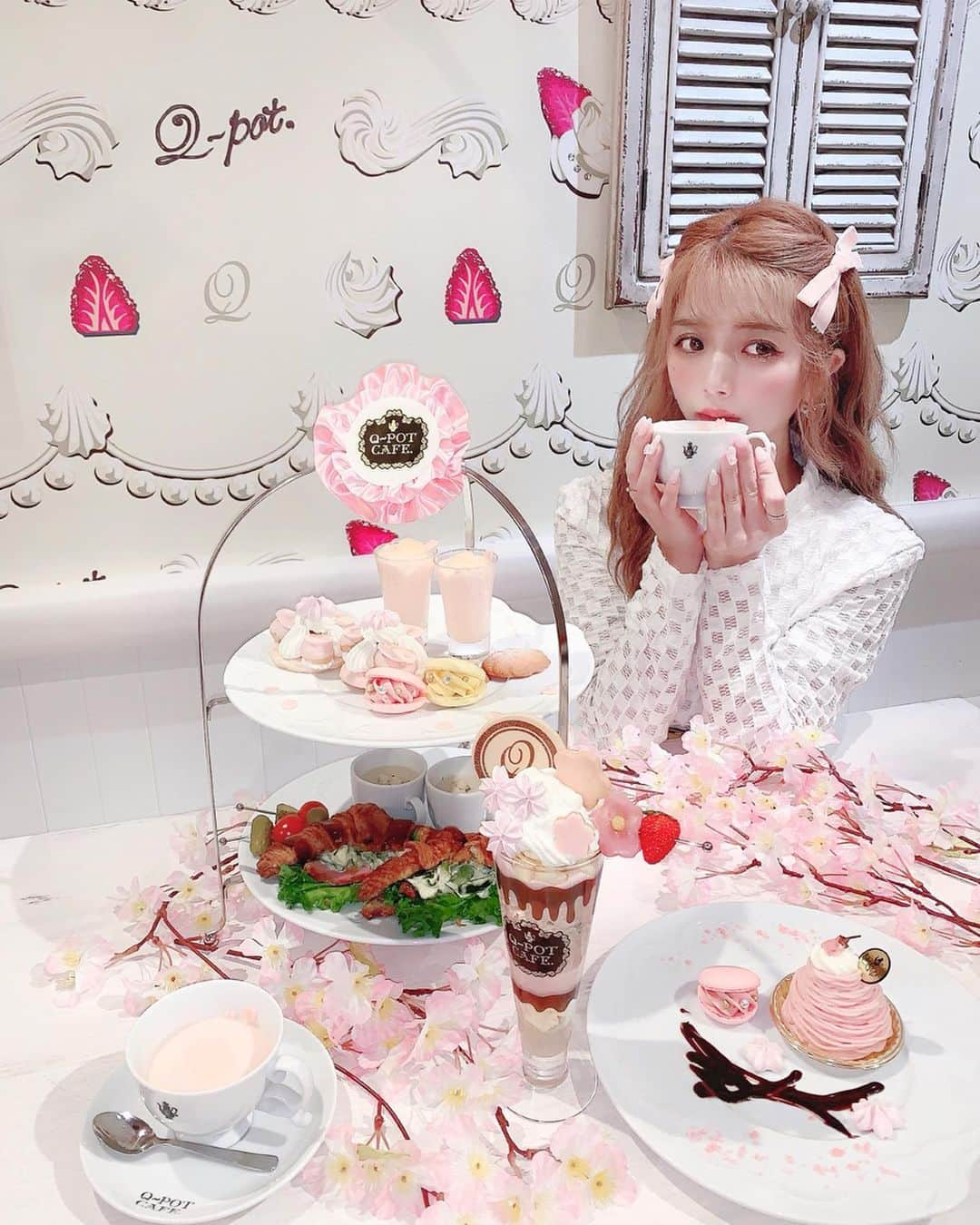 エリンコさんのインスタグラム写真 - (エリンコInstagram)「🌸 . まだ載せれてなかった写真☕️ . @qpot_official の桜アフタヌーンティー💗 . 毎回かなりこだわってて メニューがとっても可愛いの🌸 . #qpotcafe #qpot #cherryblossom #sakura #表参道 #表参道カフェ #cafe #えりんコーデ #えりんこヘアアレンジ #えりんこカフェ巡り」4月4日 20時43分 - erinko0315