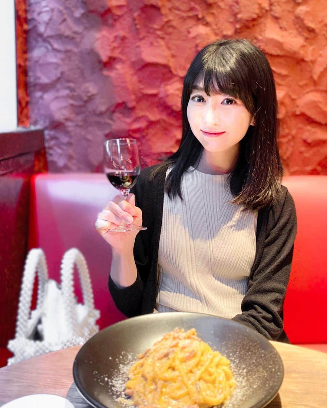 土屋香織さんのインスタグラム写真 - (土屋香織Instagram)「ꕥ.落ち着いたらまた行きたいお店🍷 高田馬場 【イタリアンバルARCANA】 @arcana_2020 . 絶品イタリアン🤤💕と ワインビュッフェが楽しめるお店🍷🇮🇹🍝 ワインビュッフェは15-20種類の赤と白から選べるの🍷 ラインナップはその時々で色々♡ 90分間好きなだけ楽しめます☺️ . お料理のクオリティが めちゃくちゃ高くて🤤🤤🤤🤤🤤 本格イタリアン🇮🇹 味にこだわる方にここ超おすすめ!!! . この日いただいたのは🍽 ༶カポナータ お野菜の旨みがぎゅーっと濃縮♡ トマトとビネガーの酸味がワインにぴったり😋 ༶タコの溺れ煮 トマトソースで煮込んだイイダコ🐙 ༶カチャトーラ(狩人風チキン) 白ワインビネガーで鶏肉を煮込んだお料理。 チキンがほろっほろで幸せな味☺️ 私チキンあんまり好きじゃないんだけど （くさみがない美味しいの限定で好きなの） これはお代わりしたいくらい美味しかった♡ ༶アランチーニ シチリア風のリゾットコロッケ。 中からチーズがとろーっ🧀💕これもすごく好き♡ ༶ローマ風カルボナーラ 生クリームや牛乳を使用しない ローマ風のカルボナーラ🍝 こだわりのローマ産グァンチャーレを 使用してるんだって！ グァンチャーレって言うのは 豚の頬肉...豚トロ🐖を塩漬けにして熟成させたもの。 パンチの効いた黒胡椒がいいアクセントでした。 ༶アイスティラミス 植木鉢に入れたアイスティラミスは可愛くて 出てきた途端テンションUP💕 . 現在はピザのテイクアウトもやってるようです🍕🍕🍕美味しいに間違いない...🤤💕 詳細はお店に問い合わせてみてくださいね◡̈ . お店の場所は東京メトロ東西線の6番出口を出てすぐ。 ファミマの隣のビルの2階です。 （私が行った時はビルの一覧に 店名の表記がなかったのですが キャットカフェがあるビルの2階です😊🍸） . . . #イタリアンバルARCANA #高田馬場バル #ワインビュッフェ #植木鉢スイーツ #pr #コラボベース #高田馬場グルメ #イタリアン #東京グルメ #ワイン好きな人と繋がりたい #ワイン好き #retrip_tokyo #チーズ大好き #ワイン大好き #retrip_gourmet  #グルメな人と繋がりたい #食べるの好きな人と繋がりたい #tokyogourmet #genic_mag #mineby3mootd #kurashiru #locari #mery #4meee #4yuuu #tokyogc #ルトロン #코디 #ワインに合う #ワインバー」4月4日 20時47分 - kaorintsuchiya