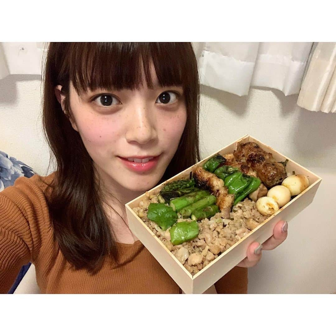 三谷紬さんのインスタグラム写真 - (三谷紬Instagram)「* 新型コロナウイルスの影響で、 飲食店は一時閉店を余儀なくされているところもありますよね。 私の大好きな焼き鳥屋さんもその1つ… そんな中で『お弁当』を販売。 テイクアウト限定でお店を開けています😊 外出自粛でなかなか外食はできないですが、 お弁当ならお家で食べられるので良いですよね🍱 辛い状況ですが助け合ってみんなで乗り切りましょう！ （今日はダイエットは休憩です🤭） * #お弁当#弁当#新型コロナ#コロナウイルス#コロナウイルスが早く終息しますように#飲食店#一時閉店#助け合い#焼き鳥#鍈輝#焼き鳥弁当#stayhome#おうち時間#自粛#外出#できること#テレビ朝日#アナウンサー#三谷紬」4月4日 20時51分 - mitani_tsumugi