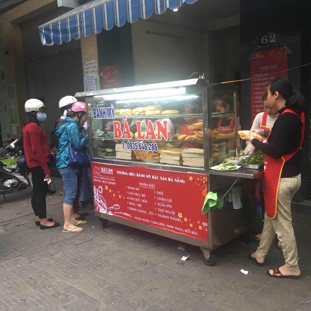 山本愛子さんのインスタグラム写真 - (山本愛子Instagram)「ベトナム②  ダナンはとにかく海鮮が美味しい！ エビにイカに…どのお店に入ってもハズレなし💗  屋台でバインミーというサンドイッチを購入✨  フランスパンにパテを塗って野菜、ハーブ類、肉など色々な具材を自分で選んで注文♫  これがおいしくてー！ 日本でも美味しいバインミーのお店ないかな…✨ ビールもおいしいし、食べすぎ飲み過ぎ😂💗 安いから、たくさん食べても安心！笑  ちなみにダナンは肌寒くて、せっかくお部屋のプールで遊ぼうと水着も用意していったのに入れず😭  頑張って入ろうとしたんですけどね…笑 足の指をつけただけで震えてすぐに撤退しましたーっ！笑 残念😂💦 なんちゅー顔してんねんっ😂  #ベトナム #一昨年 #新婚旅行 #ダナン #バインミー #trip」4月4日 20時58分 - aikoyade1219