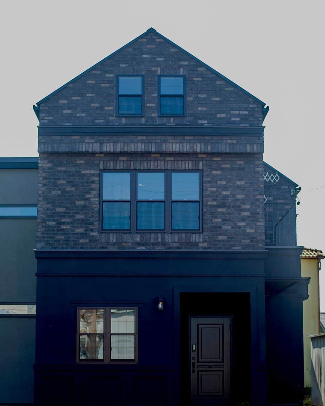 パパママハウスさんのインスタグラム写真 - (パパママハウスInstagram)「赤レンガ調が多い中、どこか異質な雰囲気が漂う黒やグレーの壁の外観。⠀ ⠀ １F壁面の切り替え、重厚感のある玄関ドア。⠀ NYの路地に佇む住宅の趣きを感じさせます。⠀ ⠀ －－－－－－－－－－－－－－－－⠀ ㅤㅤㅤㅤㅤㅤㅤㅤㅤㅤㅤㅤㅤ⠀ オンリーワンの家を実現させよう！⠀ @papamamanhouse ⠀ ㅤㅤㅤㅤㅤㅤㅤㅤㅤㅤㅤㅤㅤ⠀ －－－－－－－－－－－－－－－－ㅤㅤ⠀ ⠀ #パパママハウス ⠀ #papamamanhouse ⠀ #大好きな暮らしを ⠀ ㅤㅤㅤㅤㅤㅤㅤㅤㅤㅤㅤㅤㅤ⠀ #注文住宅  #リノベーション #住まい #オーダーメイドの家 #新築一戸建て #丁寧な暮らし #自由設計 #施工事例 #建築実例 #マイホーム計画中 #マイホーム #工務店 #家づくり #心地いい家 #ニューヨークスタイルの家 #大人かっこいい家 #ブリックタイル #玄関ドア #外観 #外観イメージ #メンズライク #家づくりアイデア #外観デザイン#暮らしを楽しむ #愛知 #名古屋」4月4日 21時00分 - papamamanhouse