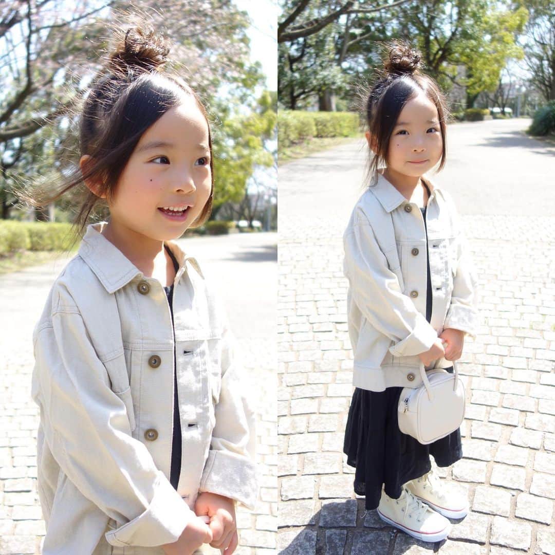 Saraさんのインスタグラム写真 - (SaraInstagram)「. coordinate♡ . まだ桜が咲き始めのころの📷 . こんな情勢なので 今年はお花見はできないね😢🌸 . また来年〜✿ . 今日の #おうち時間 は、 一緒に晩ごはんを作りました🍚 .  #ootd #kids #kids_japan #kids_japan_ootd #kjp_ootd #kidsfahion #kidscode #kidsootd #kidswear #キッズコーデ #キッズファッション #インスタキッズ #モノトーンコーデ #コンバース」4月4日 21時02分 - sarasara718