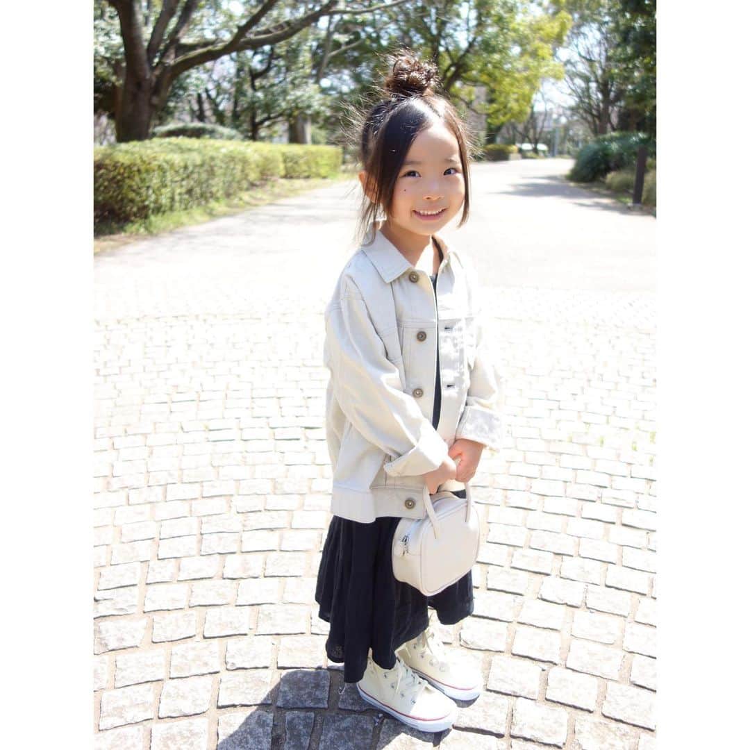 Saraさんのインスタグラム写真 - (SaraInstagram)「. coordinate♡ . まだ桜が咲き始めのころの📷 . こんな情勢なので 今年はお花見はできないね😢🌸 . また来年〜✿ . 今日の #おうち時間 は、 一緒に晩ごはんを作りました🍚 .  #ootd #kids #kids_japan #kids_japan_ootd #kjp_ootd #kidsfahion #kidscode #kidsootd #kidswear #キッズコーデ #キッズファッション #インスタキッズ #モノトーンコーデ #コンバース」4月4日 21時02分 - sarasara718