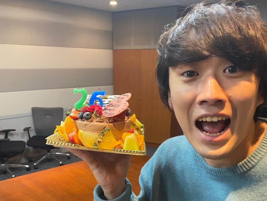 トミーさんのインスタグラム写真 - (トミーInstagram)「うちの相方、今日誕生日。 26歳コンビだが僕たちは若いフリをしてこれからもたくさん喋っていく。」4月4日 21時11分 - tommymizutamaribond