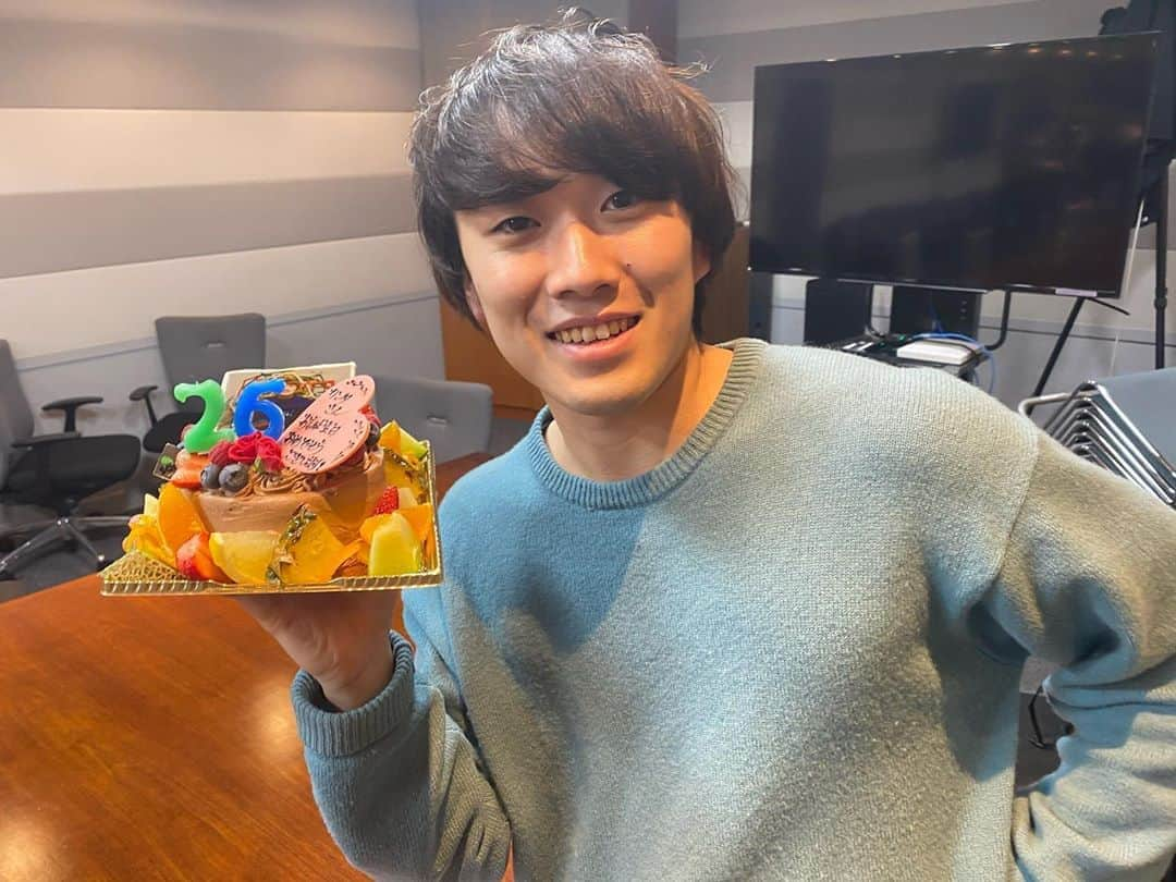 トミーさんのインスタグラム写真 - (トミーInstagram)「うちの相方、今日誕生日。 26歳コンビだが僕たちは若いフリをしてこれからもたくさん喋っていく。」4月4日 21時11分 - tommymizutamaribond