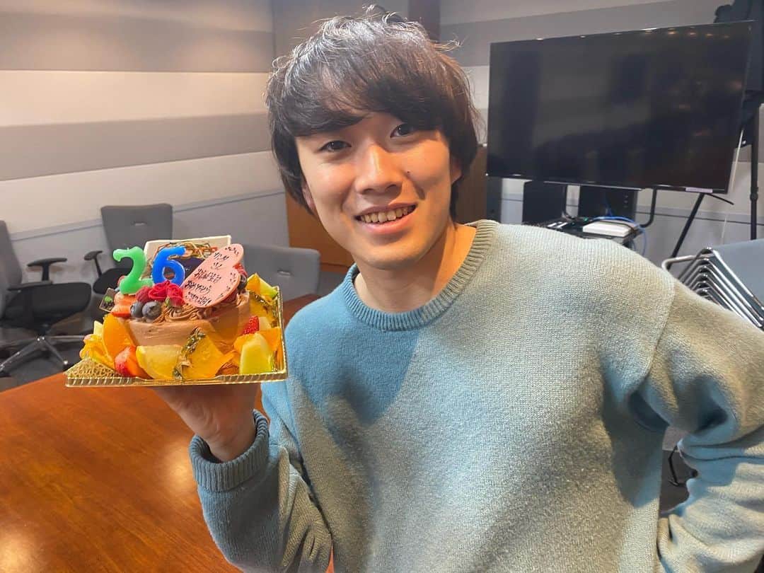 のインスタグラム：「うちの相方、今日誕生日。 26歳コンビだが僕たちは若いフリをしてこれからもたくさん喋っていく。」