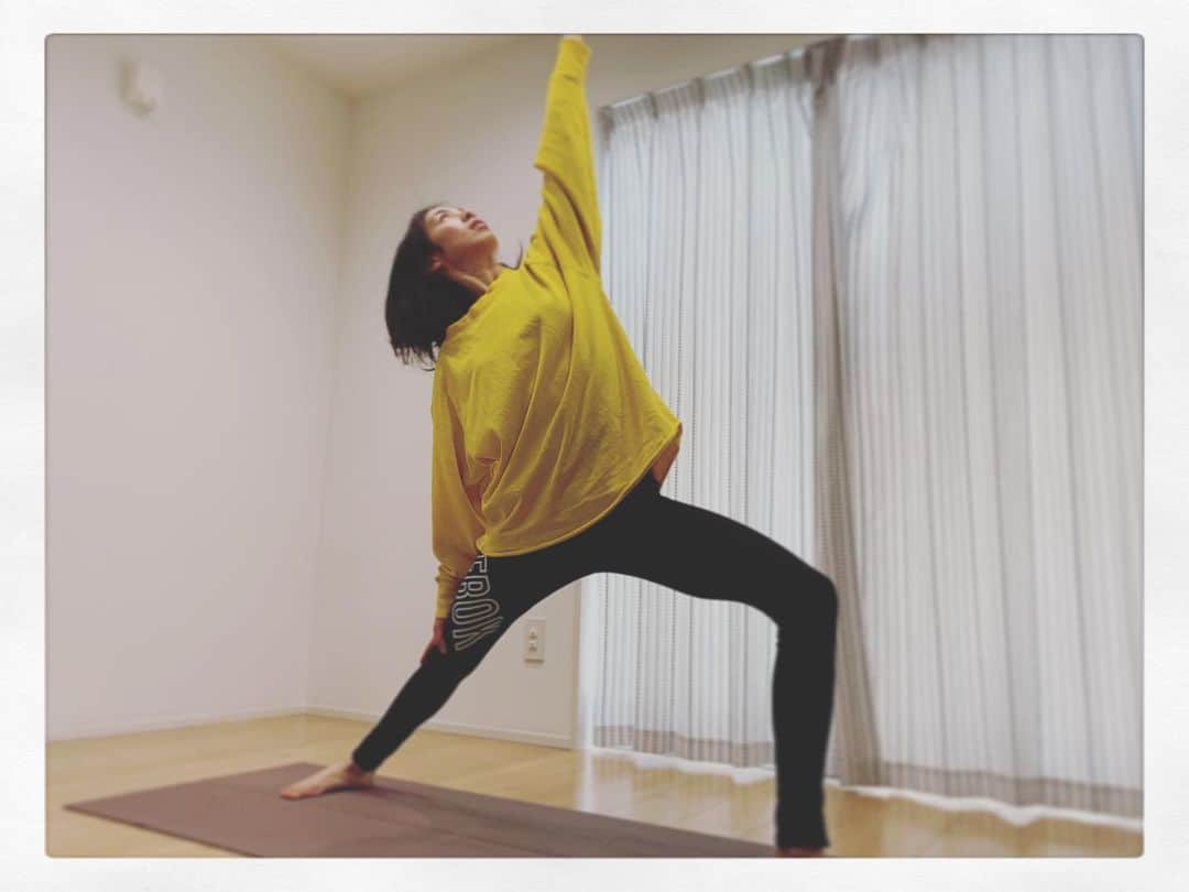 福田恭巳のインスタグラム：「. 妹 @hanami29da_yoga  による #お家ヨガ  だんだん動きが大きくなり 筋肉痛になるように💪 いいトレーニングになってます！ . . 妹ヨガのオンラインレッスン はじめたみたいです🧘‍♀️ 興味のある人はメッセージください⭐️ . . #stayhome #slackline #slacklife #yoga #sister #homeyoga #スラックライン #ヨガ #姉妹 #体幹トレーニング #バランス #女の子ママ #産後ダイエット #ママアスリート」
