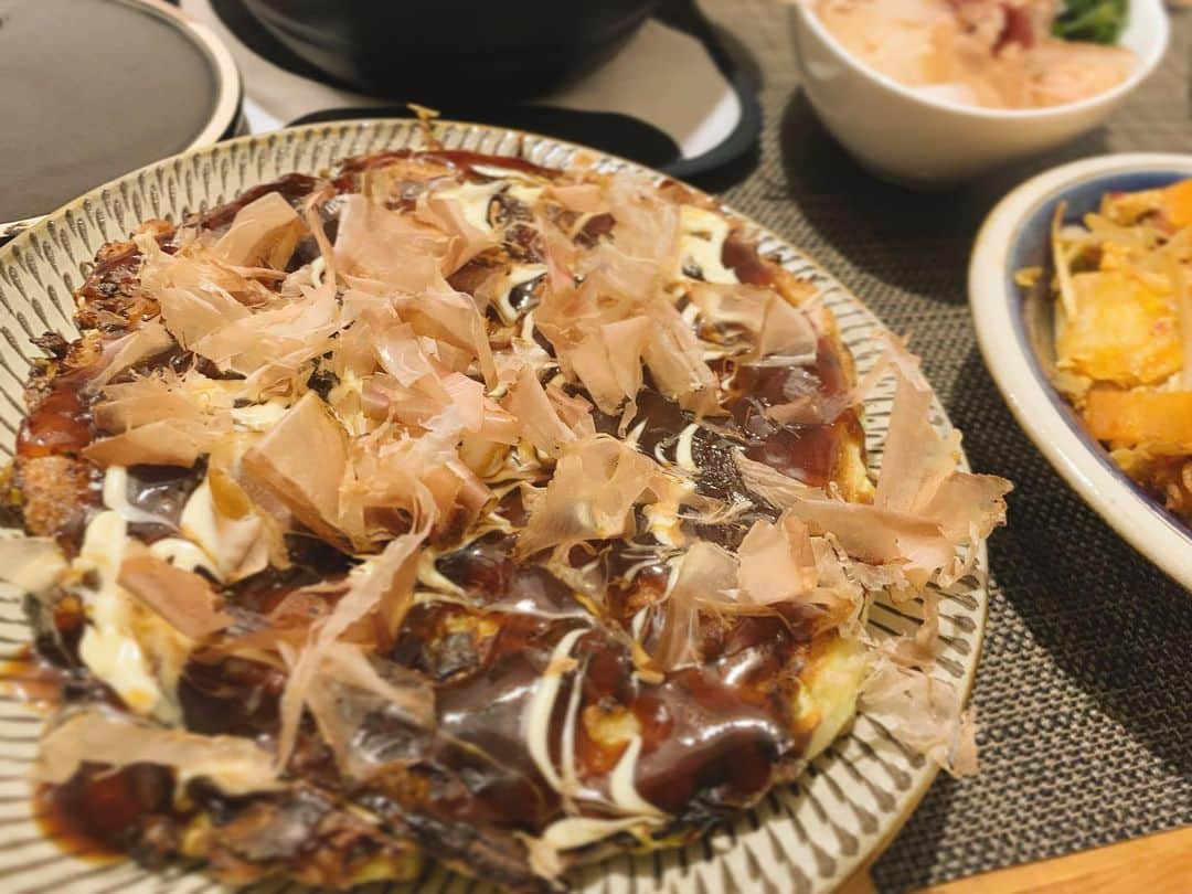 三倉茉奈さんのインスタグラム写真 - (三倉茉奈Instagram)「お好み焼き☺︎ キャベツと山芋たっぷり。豚肉とシーフードミックスで具沢山。 あとは豚キムチや大根サラダ。 お好み焼き屋さんに行った気分。 あ、ちなみにお好み焼きをおかずにご飯🍚食べました笑 #stayhome #お好み焼き」4月4日 21時22分 - mana_mikura_official