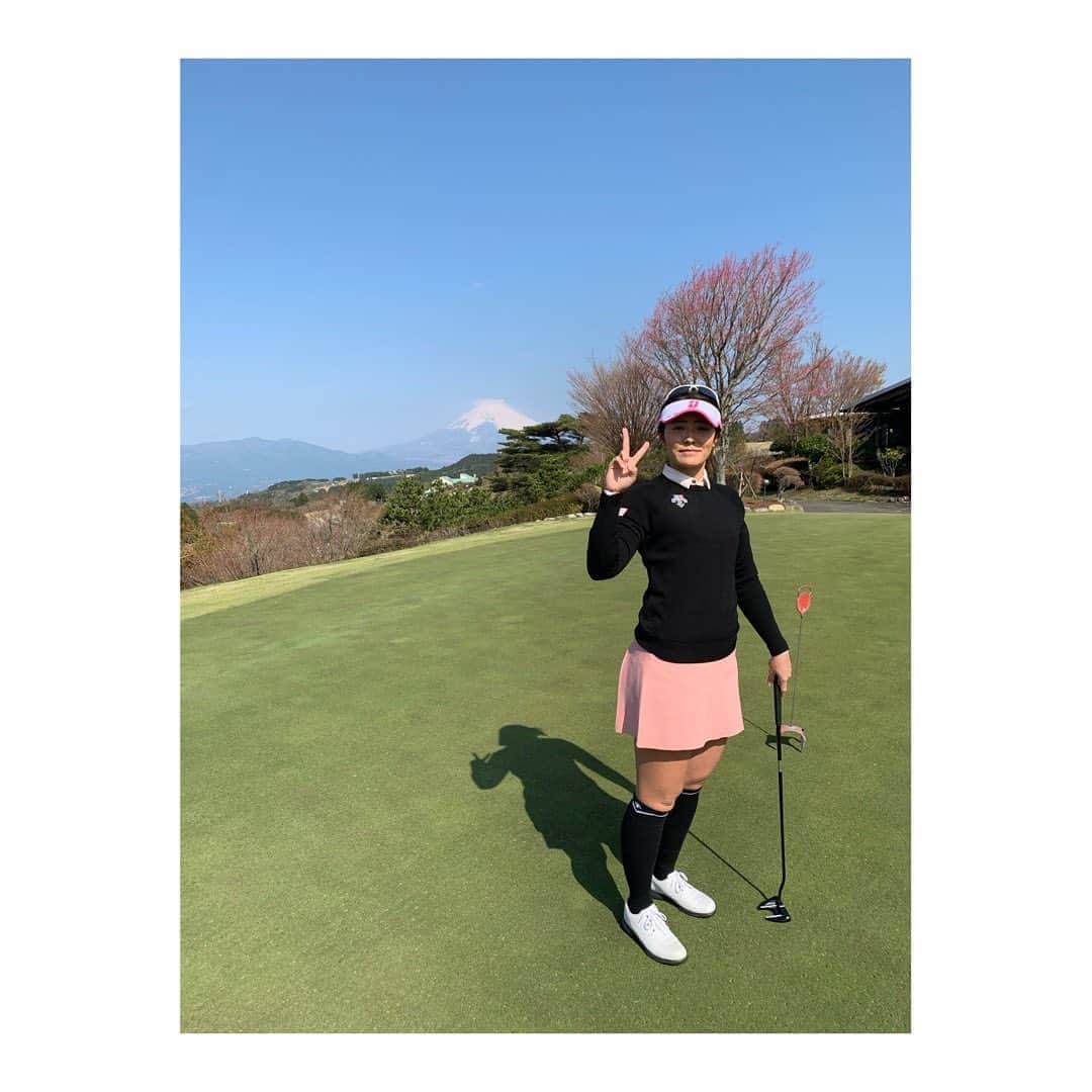 渡邉彩香のインスタグラム：「. 雲一つない快晴🗻☀️ コロナもどっかに飛んでいってくれたらいいのに。。。 少しでも早くコロナウイルスが終息してくれるように、みなさん引き続き、最大限の予防をしていきましょう😷！！ . このウェアは. @descentegolf のクリスタルコレクションです⭐️ デサントのマークがスワロフスキーでめっちゃ可愛いです💕 ちょうど今くらいの時期にぴったりじゃないかと思います🌸 チェックしてみてください〜👕😊 . そして今日は70ヤードのバンカーショットの動画を載せてみました😊このオフに練習を重ねてきたショットの1つです😊うまく打てました👍」