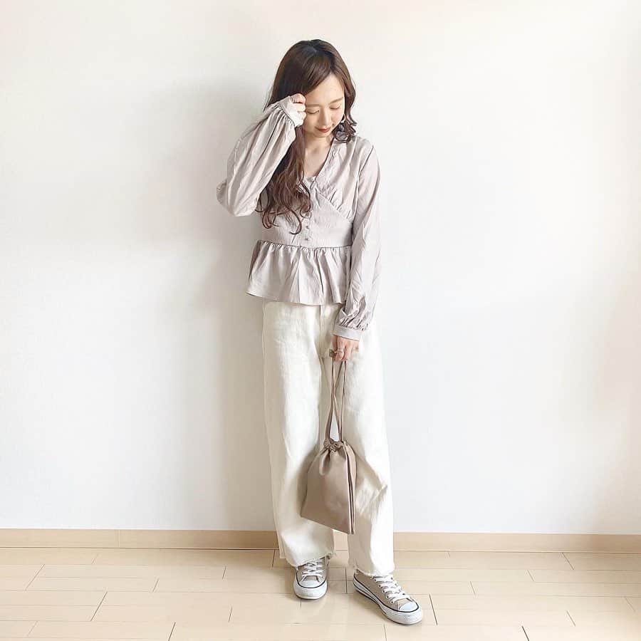 haruさんのインスタグラム写真 - (haruInstagram)「ㅤㅤㅤㅤㅤㅤㅤㅤㅤㅤㅤㅤㅤ ㅤㅤㅤㅤㅤㅤㅤㅤㅤㅤㅤㅤㅤ ㅤㅤㅤㅤㅤㅤㅤㅤㅤㅤㅤㅤㅤ #ootd ㅤㅤㅤㅤㅤㅤㅤㅤㅤㅤㅤㅤㅤ 久しぶりのワントーンコーデ🤍 ㅤㅤㅤㅤㅤㅤㅤㅤㅤㅤㅤㅤㅤ ちょっとシワになりやすいけど ボタンといいデザインが可愛い☺️ ㅤㅤㅤㅤㅤㅤㅤㅤㅤㅤㅤㅤㅤ いつもなら黒小物で合わせがちだけど 小物もベージュにしてワントーンに❤︎ ㅤㅤㅤㅤㅤㅤㅤㅤㅤㅤㅤㅤㅤ 前髪流して大人っぽくしてみました🤭 ㅤㅤㅤㅤㅤㅤㅤㅤㅤㅤㅤㅤㅤ ㅤㅤㅤㅤㅤㅤㅤㅤㅤㅤㅤㅤㅤ 3枚目は 撮ってたら🐻さん覗いてきてにやけた😂☜ ㅤㅤㅤㅤㅤㅤㅤㅤㅤㅤㅤㅤㅤ ❤︎ tops : #fifth ¥3619 ❤︎ pants : #auntierosaholiday ¥3960 ❤︎ bag : #clea ¥4290 ㅤㅤㅤㅤㅤㅤㅤㅤㅤㅤㅤㅤㅤ ㅤㅤㅤㅤㅤㅤㅤㅤㅤㅤㅤㅤㅤ この後 22時ごろにヘアアレンジ動画アップします✨ ㅤㅤㅤㅤㅤㅤㅤㅤㅤㅤㅤㅤㅤ ㅤㅤㅤㅤㅤㅤㅤㅤㅤㅤㅤㅤㅤ #低身長コーデ#春コーデ#ブラウス#fifthtl#プチプラ#カジュアル#153cmコーデ#フィフス @fifth_store #vネックギャザーペプラムブラウス #harucd ㅤㅤㅤㅤㅤㅤㅤㅤㅤㅤㅤㅤㅤ」4月4日 21時16分 - __haru3