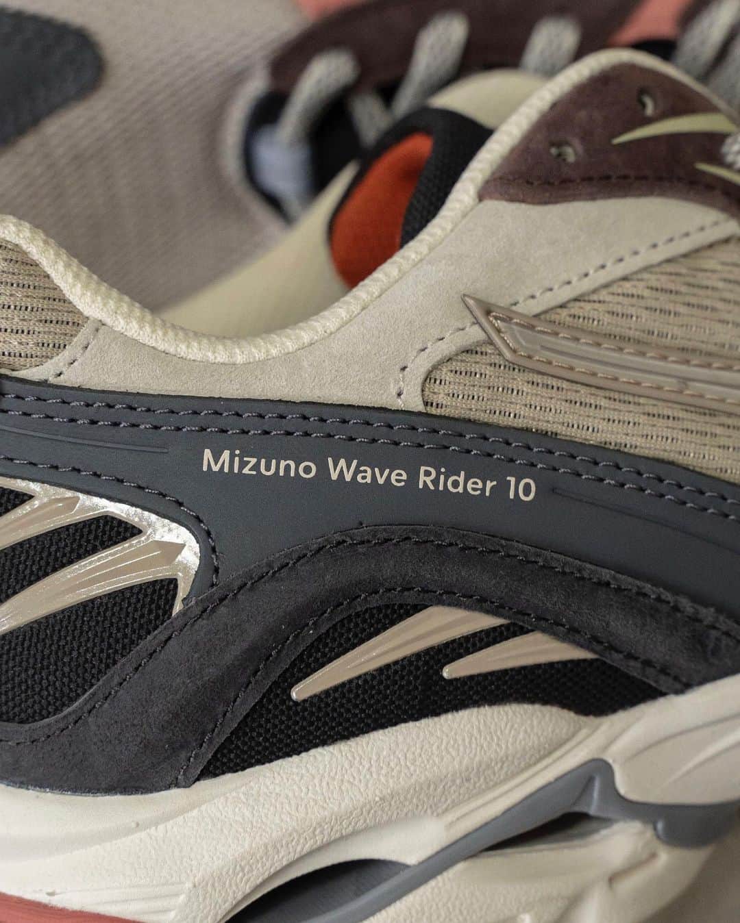 Ryoさんのインスタグラム写真 - (RyoInstagram)「ㅤㅤㅤㅤㅤㅤㅤㅤㅤㅤㅤㅤㅤ @mizuno_sports_style × @w00dw00d のwaverider10 ㅤㅤㅤㅤㅤㅤㅤㅤㅤㅤㅤㅤㅤ 絶妙なニュアンスカラーの配色がめちゃくちゃ好みです😭 今日から販売開始なので 是非気になった方は探してみてください👟 ㅤㅤㅤㅤㅤㅤㅤㅤㅤㅤㅤㅤㅤ #w00dw00d #mizuno #waverider10 #sneaker #footwear」4月4日 21時21分 - ryo__takashima