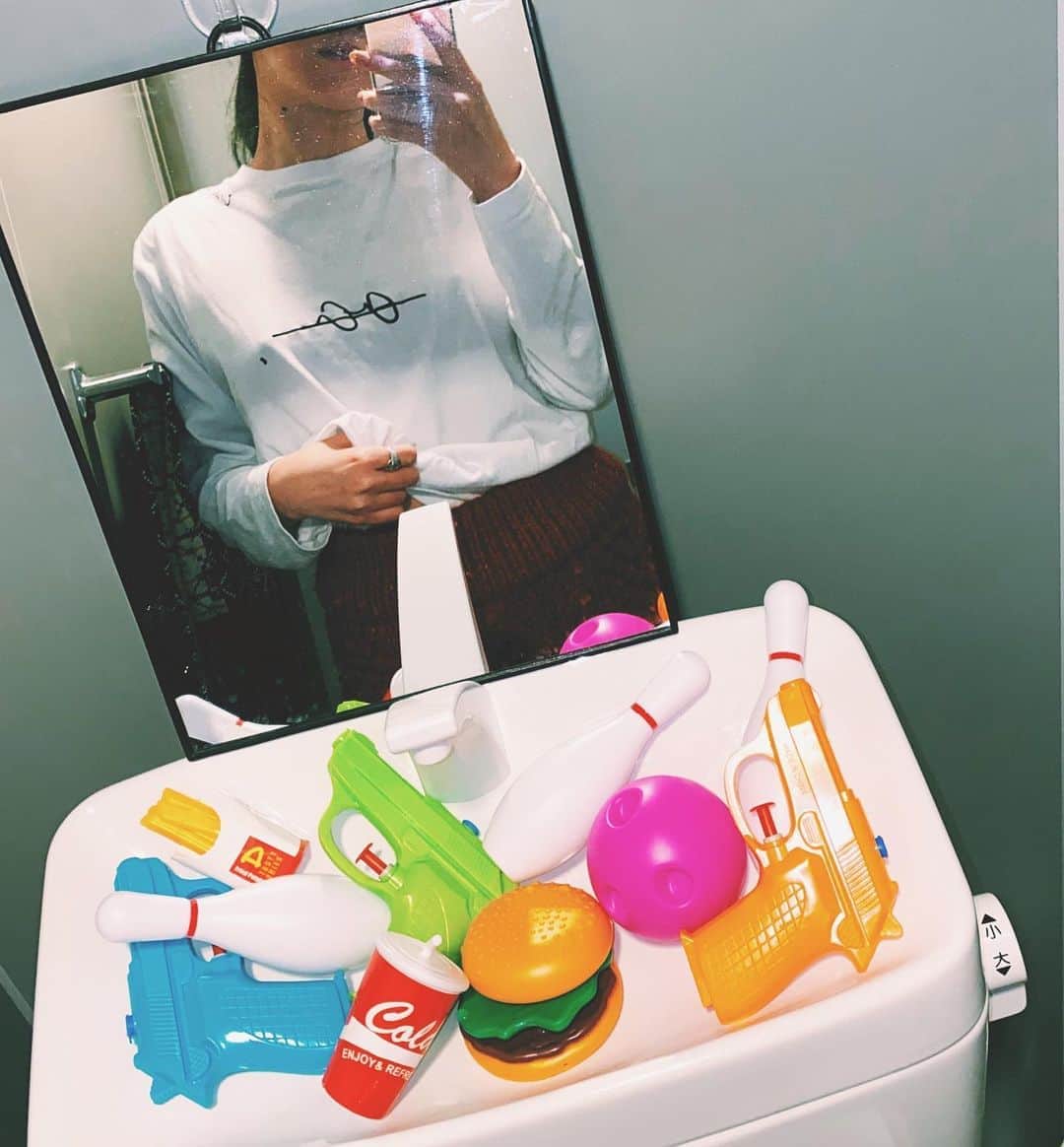 DJ mariennuのインスタグラム：「There are a lot of things that I want to  do🔫🍔🍟🎳 #toilet  #stayhome」