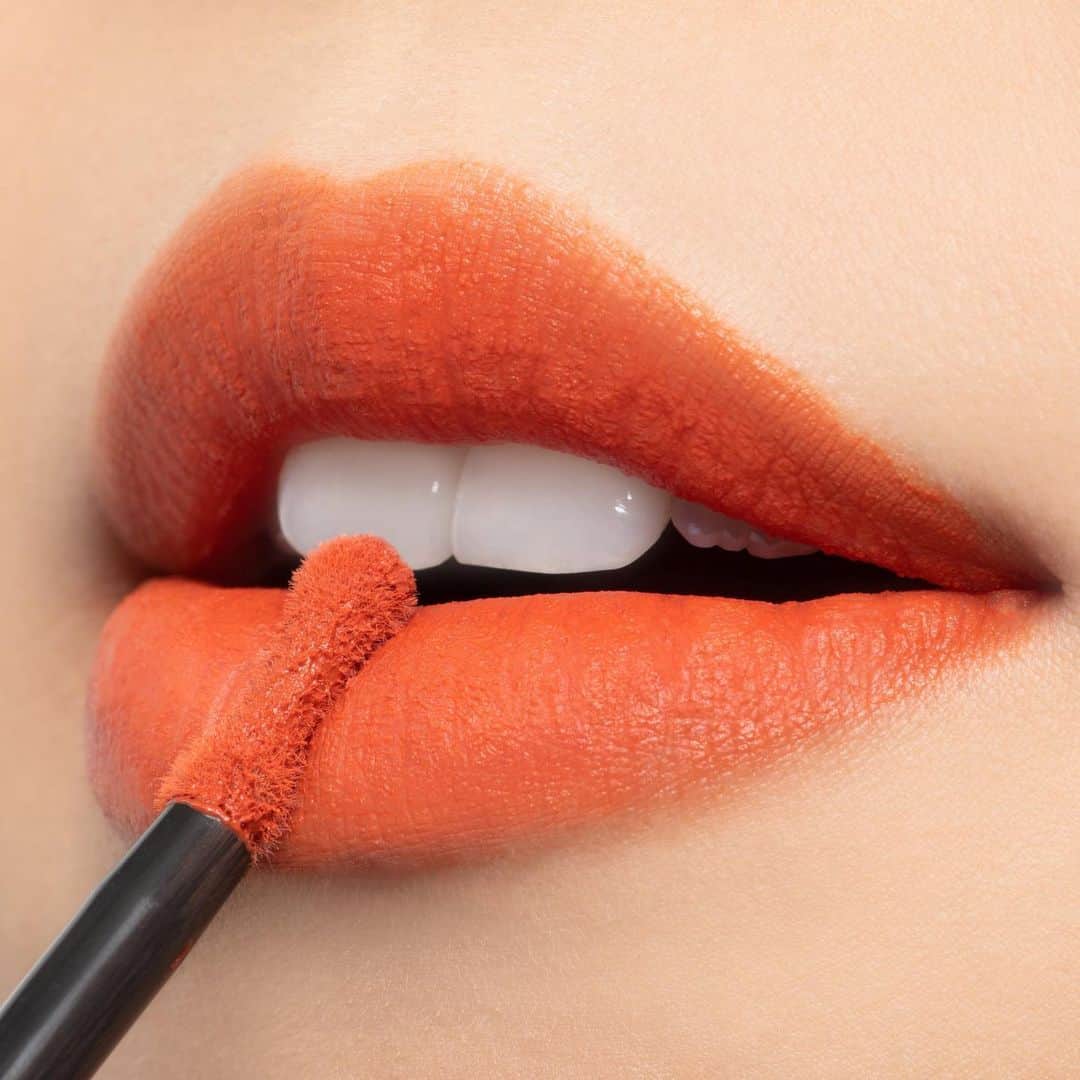 M∙A∙C Cosmetics Japanのインスタグラム：「新登場の #MACPowderkiss リキッドリップでリップメイクをアップデート💄🍊﻿ 簡単にふんわりぼかしリップをお楽しみいただけます✨﻿ ㅤ﻿ ㅤ﻿ ↓↓使用製品↓↓﻿ ☑︎パウダー キス リキッド リップカラー ソーリー ノット ソーリー﻿ ㅤ﻿  ㅤ﻿ MAKEUP & MODEL:﻿ M·A·C ARTIST SAKI TASHIRO @mac_ikesei﻿ PHOTO: @takaki_iwata﻿ ㅤ﻿ ㅤ﻿ #MACPowderKissLiquidLipcolour﻿ #MACPowderKissEyeshadow﻿ #MACパウダーキス﻿ ㅤ﻿ #MACCosmeticsJapan #MACCosmetics #MAC #MACコスメ #コスメ #メイク #化粧品 #デパコス #コスメ部 #コスメ好きさんと繋がりたい #コスメ紹介 #おすすめコスメ #新作コスメ #春メイク #春コスメ #ピンクメイク #オレンジメイク #テラコッタメイク #ブラウンメイク #トレンドメイク #アイシャドウ #リップ #マットリップ」