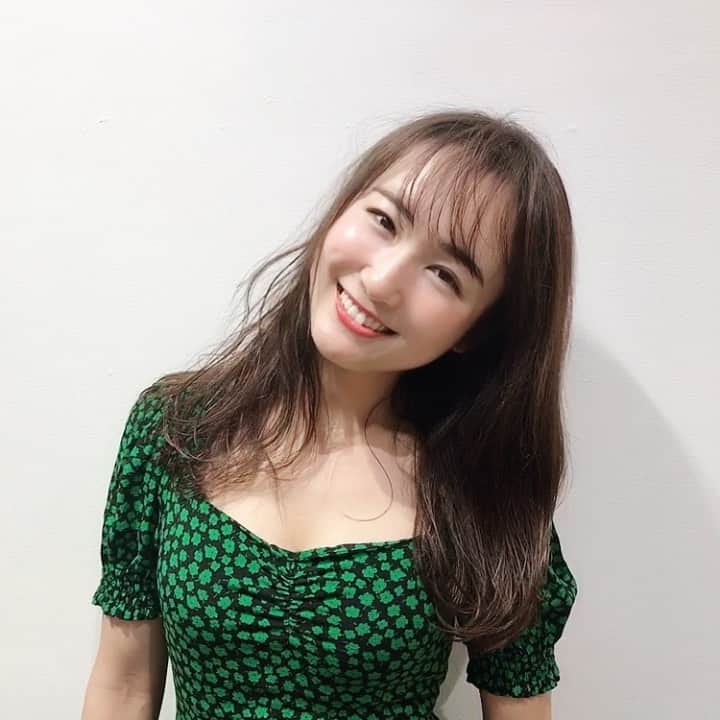 中野英菜のインスタグラム：「New Hair ✂︎ 少し前にまた伸びていた前髪を伸ばすか切るか迷ったのですが、少しアッシュ系に明るめにカラーしたヘアに合わせて前髪作りました🥰  髪だけでも軽やかに春らしくして明るくしていけたらいいなぁ🌸安定の阿部さんにカラーと柔らかい雰囲気で前髪を作っていただきました！コロナにも徹底した対応をされているみたいです！さすが🥺です。こんな時でも可愛くしてくれて明るくさせてくれて有難う御座います✨  最後は大好きなFreeraのお2人と☺️👏. #表参道 #フリーラ #前髪あり #美容室 #前髪 #シースルーバング #ミディアム #ロング  #カット #田中みな実 #new #hair #medium #freera #japan #omotesando #salon #color #beauty #freera」