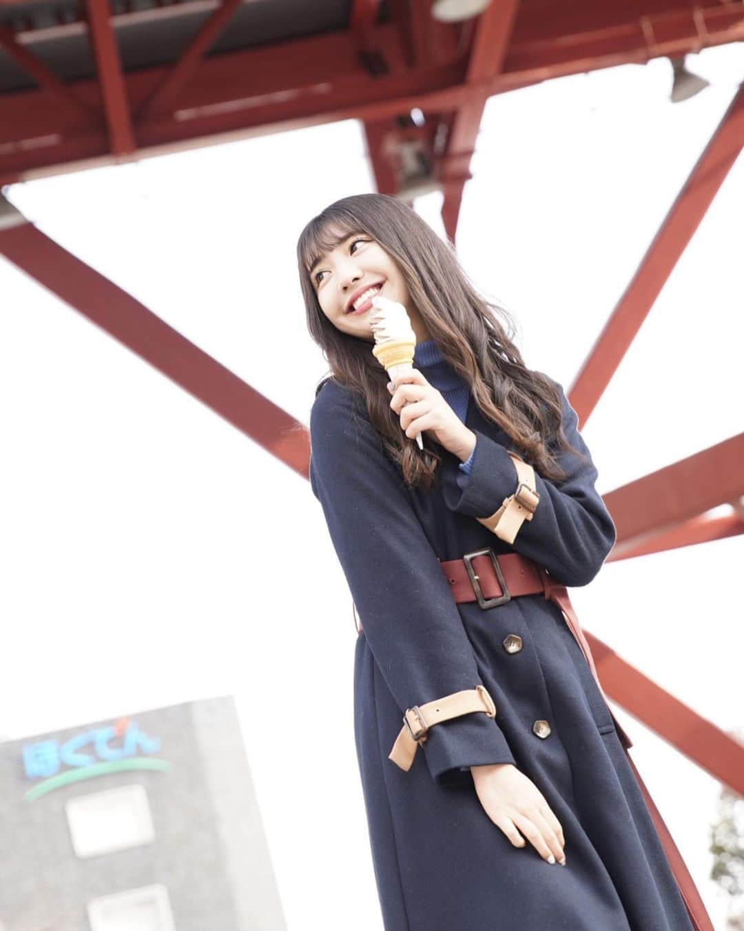 小玉梨々華のインスタグラム：「インスタライブで話した 写真集のオフショットたちです  いっぱい食べたのに 全然つかわれなかった食べ物シリーズ  写真集発売中です！ぜひ！ #わーすた2nd写真集 #ごぶんのいち」