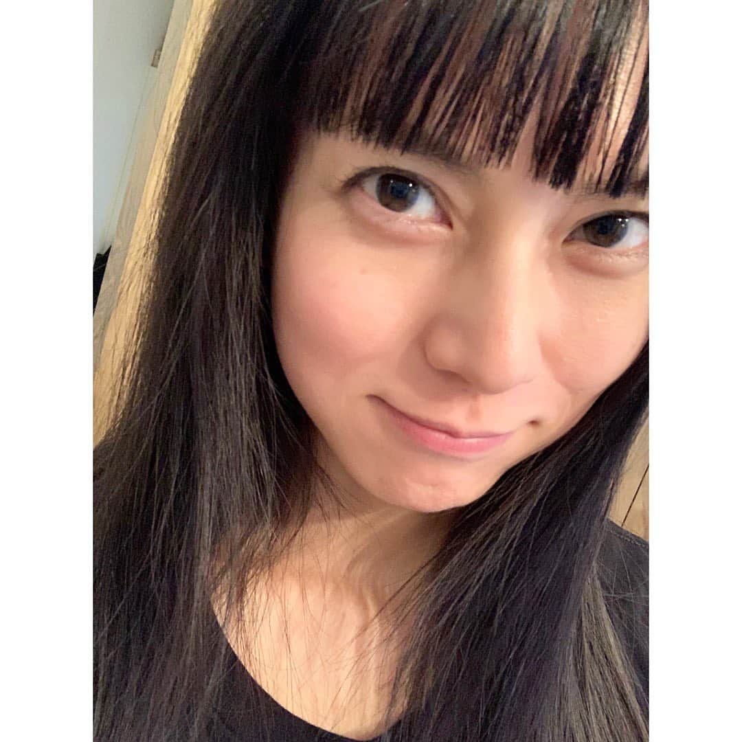柴咲コウのインスタグラム：「映画の撮影のために前髪カット✂️ 久しぶりの雰囲気^ ^  さ、今夜もクッキング🌶🌶🌶」