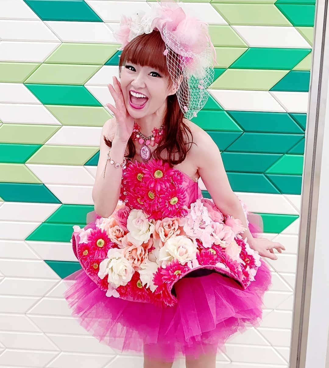 さゆりさんのインスタグラム写真 - (さゆりInstagram)「お花見代わりに🌸お花いっぱい付けてみましたぁ〰🤣風情感はゼロ〰🤗🤗🤗 #厳しい季節を越えたら #必ず #綺麗な花が咲く　🌸🤗🌸 #かつみさゆり #さゆり　#吉本坂46」4月4日 21時38分 - katsumisayuri_sayuri