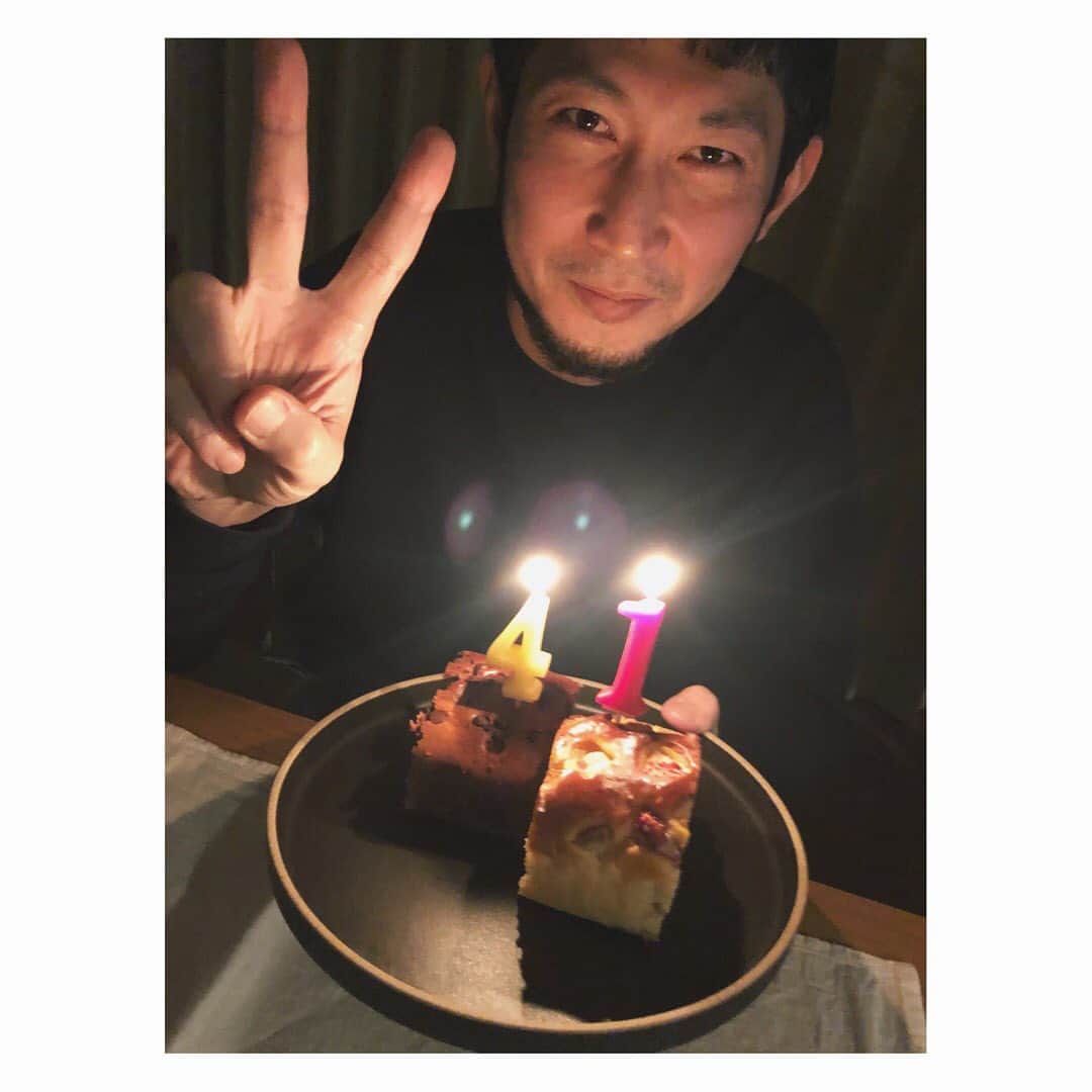 野尻美穂のインスタグラム：「4/4 まさゆきくん41歳🎂 ごはんも食べに行けないし、ケーキも買いに行けないから、全然上手く出来ないけどケーキ作りました👩🏻‍🍳 🍫🍓ケンカも沢山しますが、私にとって必要不可欠な存在です。 これからもよろしくね💪🏻 おめでとう😌♡ #happybirthday  #stayhome #洋服にチョコすごい付いてた🙄💭 @hidaka_masayuki」