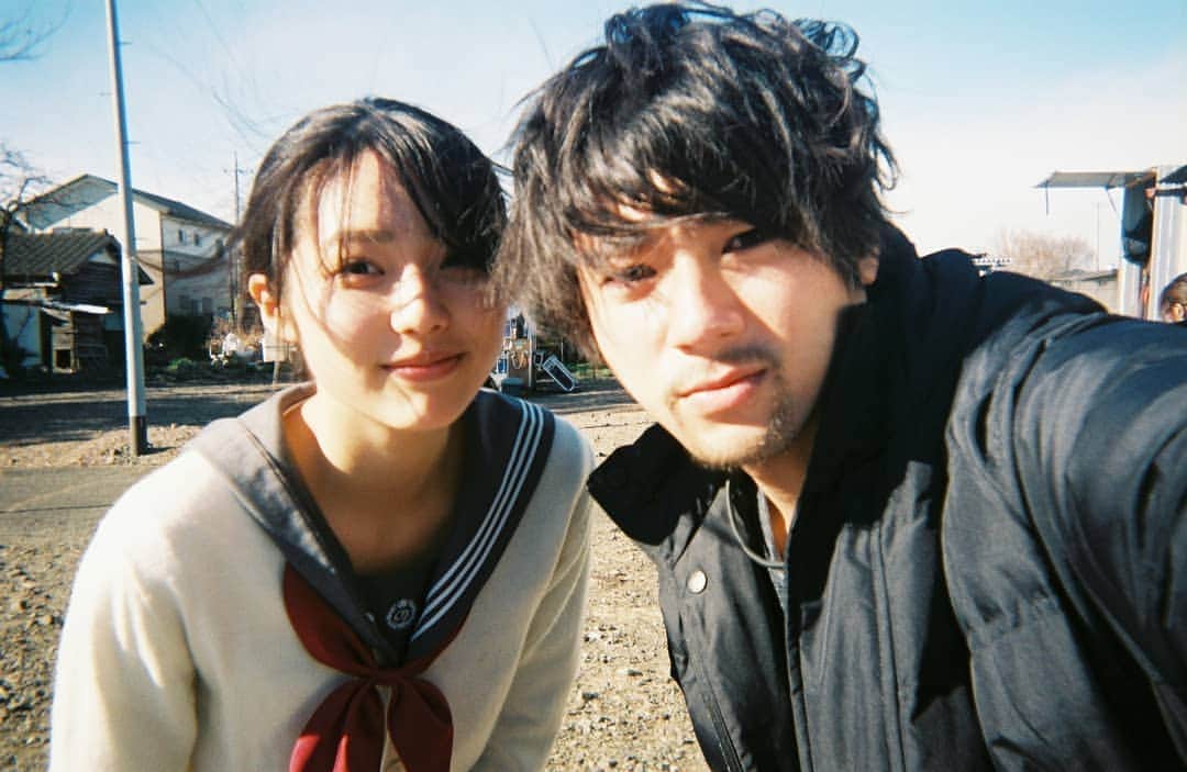 のインスタグラム：「『#ホームルーム』 "愛"の物語  無償の愛は最強だと思います  欲しがったり、当たり前に貰えるものだと 思うと 間違えてしまうことが あるのかもしれませんね  #TVer でも１位取ることが出来て 嬉しかった 作品への愛が取らせたモノかも(笑)  @homeroom_drama」