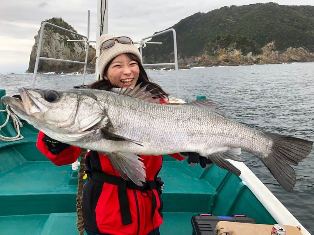 高本采実さんのインスタグラム写真 - (高本采実Instagram)「🎣 しばらくプライベート釣行もお休みです。 行きたい気持ちは山々だけど 今は我慢！！！ . 飲み会、外食、釣り、遊びなど 不要不急な外出を控えて 今全員が我慢したら 数ヶ月後にはまた思いっきり 外で楽しく過ごせる日が来ると思います。 . 自分が感染して死なないとしても、周りの人を死に追いやることになるかもしれない。 そんな状況です。 . 家族・友人・仲間を守るためにも。 早く平穏な日々が過ごせるように 一緒に頑張りましょう！ . コロナが落ち着いたら また何かイベントでもやりたいです。 皆さんとお会いできる日を楽しみにしています。 . . . . #nomasknolife #コロナ #stayhome . #ヒラスズキ #スズキ #鱸 #シーバス #seabass #seabassfishing #磯 #磯釣り #boatfishing #ボートフィッシング #sasuke #烈波 #ブンブンイメージガール #barramundi  #釣り #釣果 #釣りフォト #tsurijoy  #釣り好き #釣りガール #アングラー #angler #fishinggirl #钓鱼 #高本采実 #あやみん #ayamistagram」4月4日 21時47分 - ayami__summer