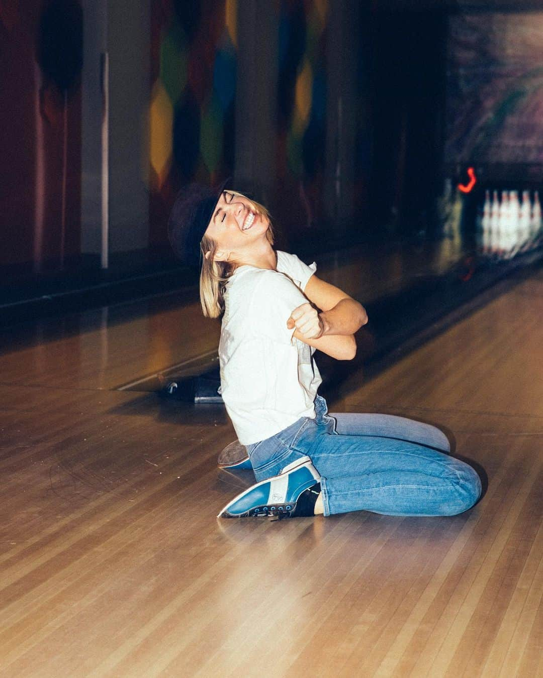 ジュリアン・ハフさんのインスタグラム写真 - (ジュリアン・ハフInstagram)「When you take a dancer bowling.... 🤷🏼‍♀️ Taken 1 month ago guys, don’t worry! #stayhome Also... yes Vintage @U2 tee ❤️」4月5日 8時38分 - juleshough