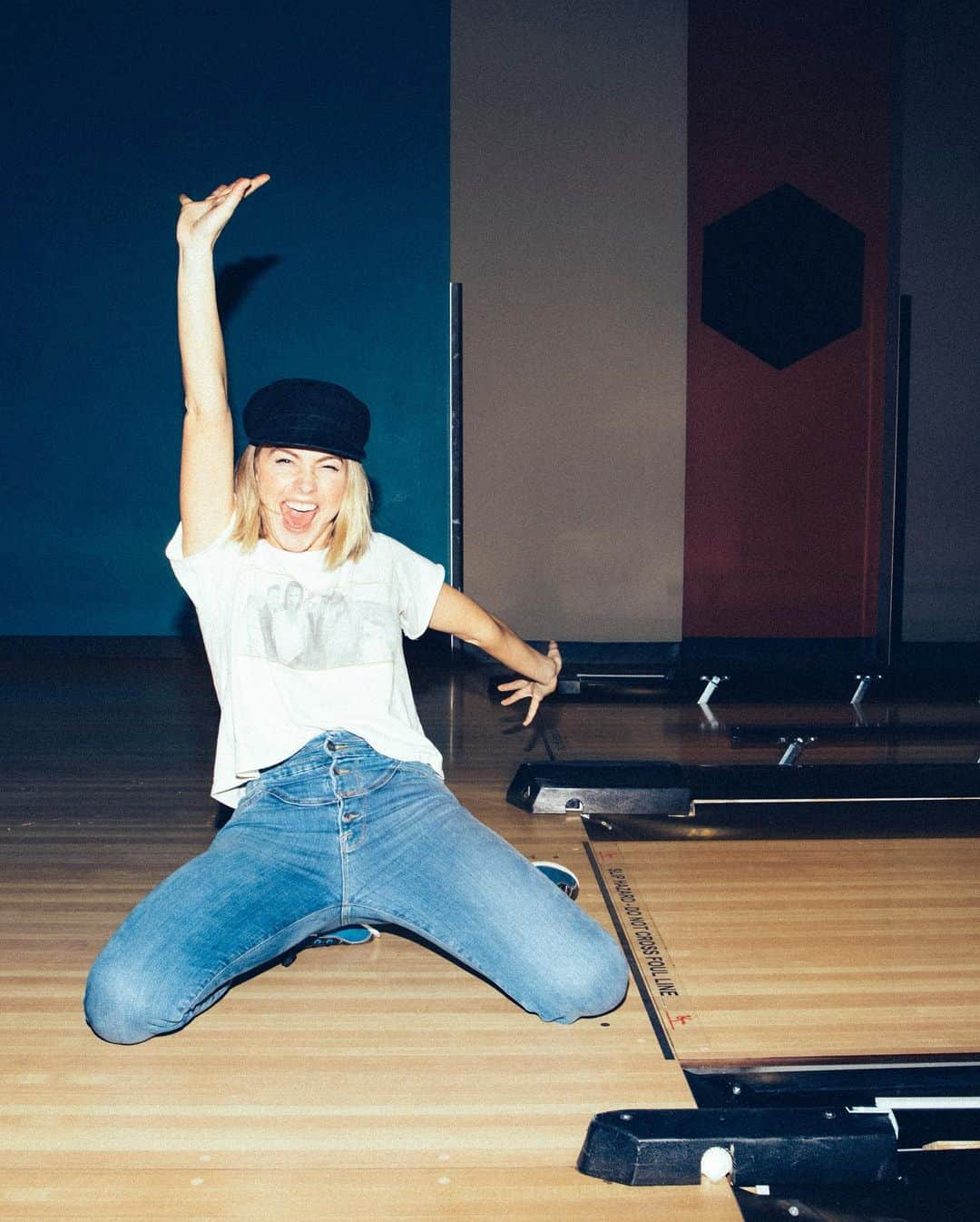 ジュリアン・ハフさんのインスタグラム写真 - (ジュリアン・ハフInstagram)「When you take a dancer bowling.... 🤷🏼‍♀️ Taken 1 month ago guys, don’t worry! #stayhome Also... yes Vintage @U2 tee ❤️」4月5日 8時38分 - juleshough