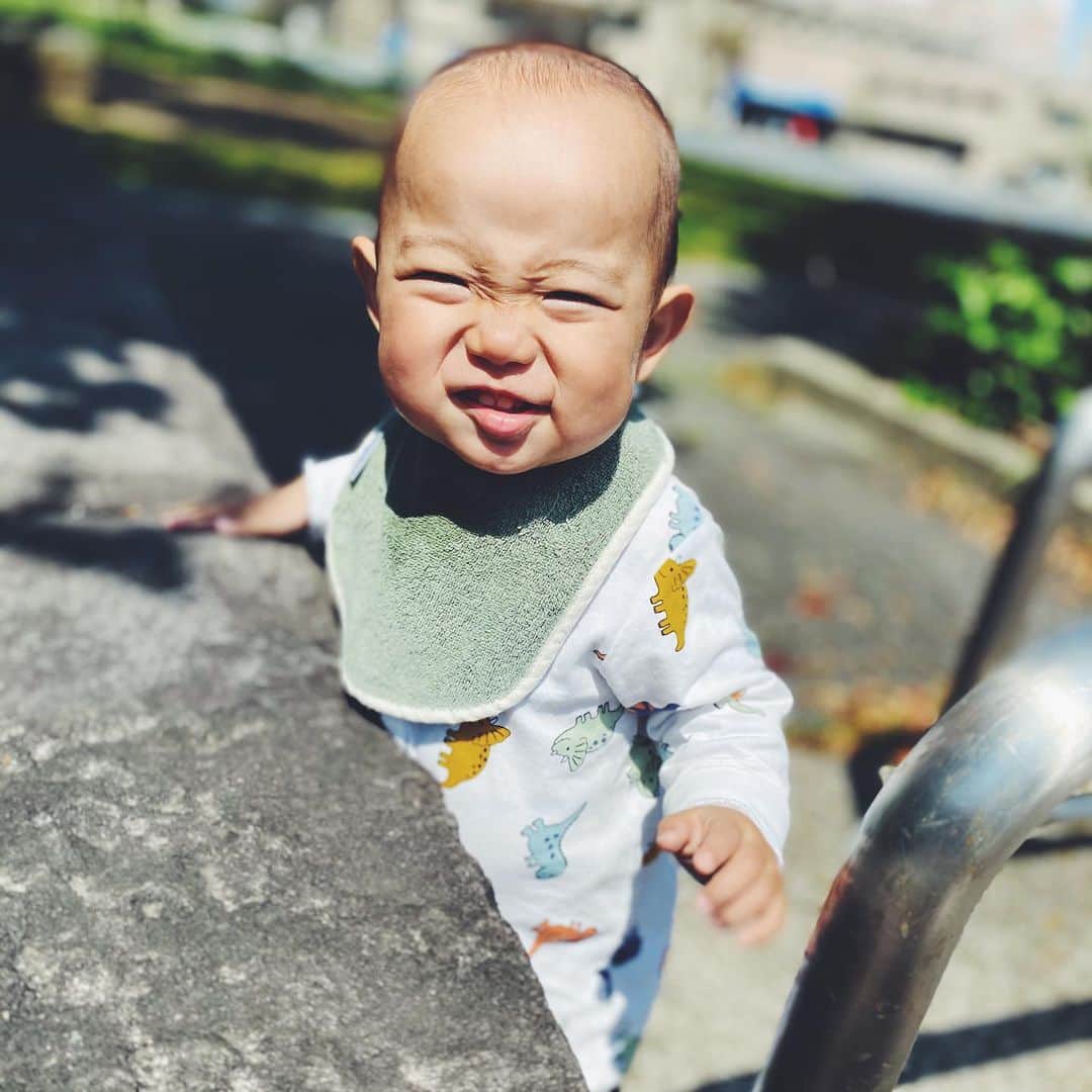 平山奈美のインスタグラム：「断乳6日目で夜もぶっ通しで寝てくれました🦖 一晩中寝れる幸せをしみじみと感じた☺️ 頑張ってくれてありがとう🐒 .  #完全断乳 #断乳 #成功 #1歳1ヶ月 #愛想笑い #作り笑い #ブーム #くしゃくしゃ笑顔 #得意 #息子 #男の子 #男の子ベビー #男の子ママ #新米ママ #お散歩 #タレ眉 #おハゲちゃん #育児記録 #春」