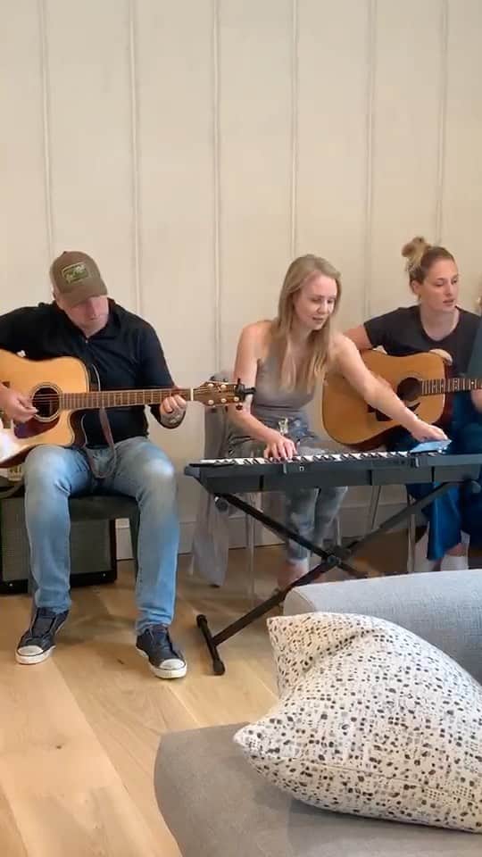 ルル フロストのインスタグラム：「❤️ My beloved fam and I singing the perfect song for these times... Colin Hay’s “Overkill” ❤️ with @bookmarkadvisors and @jensalzer」