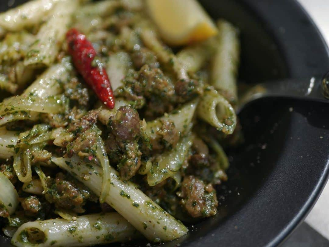 ローラさんのインスタグラム写真 - (ローラInstagram)「I cooked my best vegan basil pasta🌱ランチにヴィーガンミート（植物性のお肉）を使ってバジルパスタをつくってみたよ😋 Vegan meat Gluten free pasta Onion Garlic🧄 Lemon🍋 Ginger Mushrooms Redpepper🌶 Basil🌿 Black Pepper Umami salt🧂 #StayHomeCooking」4月5日 7時34分 - rolaofficial