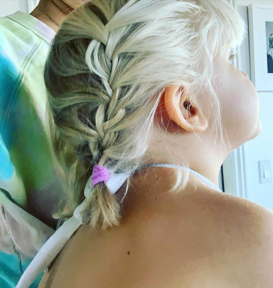 サラ・ライトさんのインスタグラム写真 - (サラ・ライトInstagram)「Please let me braid your hair (is what I am saying every day) 😂」4月5日 7時50分 - swrightolsen