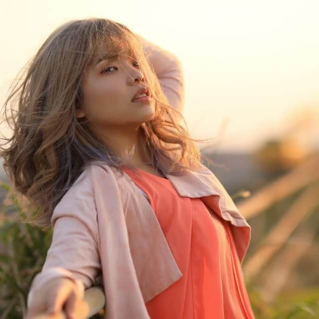 舘林佳史のインスタグラム：「おはようございます☀﻿ ﻿ 藤咲ひなた🌹 @hinata_fujisaki ﻿ ﻿ モデルデビューした藤咲ひなたちゃんのフォトムービー作っちゃいました☺️🌸﻿ ﻿ イイネ❣️フォロー応援よろしくお願いします📣﻿ ﻿ 写真集やPV✨フォトムービー興味がある方はDM下さい🥰﻿ 詳細送らせて頂きます🌹﻿ ﻿ ﻿ 藤咲ひなたちゃんの個撮受け付け中です🥰❣️ ﻿  @ailinq_studio ﻿ ༝༚┈❁┈༚༝༝༚┈❁┈༚༝༝༚┈❁┈༚༝༝༚┈❁┈﻿ ﻿ ◉ロケーション野外個人撮影について﻿ ◉全国の登録頂いているモデルさんと希望のスケジュールを合わせながら好きな日程や時間で個撮が楽しめます。﻿ モデルさんとゆっくり会話を楽しみながら緊張をほぐしてから表情を引き出して撮影して頂きたいと考えていますので基本の個撮時間を基本3時間15000円﻿ (1時間5000円)﻿ と大変リーズナブルな金額に設定させて頂きました。﻿ ﻿ ーーーーーーーーーーーーーーーーーー﻿ ◆撮影料金﻿ 個撮:1時間5000円﻿ 基本3時間より受付中！﻿ ⚫︎15000円(休憩時間移動込み)﻿ オプション﻿ ⚫︎水着：5000円﻿ ⚫︎下着:8000円﻿ ﻿ ⚫︎2名以上参加 1人につきプラス10000円﻿ ﻿ ーーーーーーーーーーーーーーーーーー﻿ こんな悩みをお持ちのカメラマンに﻿ おススメです✨﻿ ーーーーーーーーーーーーーーーーーー﻿ ✅ポートレート撮影をやってみたいけどモデルモデルが見つからない。﻿ ✅モデルと一対一でポートレート撮影したい。﻿ ✅撮影会だと撮りたい構図の写真が撮れない。﻿ ✅モデル2人でツイン撮影したい。﻿ ✅友達のカメラマンと一緒にモデルを撮りたい。﻿ ✅モデルとメイクさんを呼んで作品作りをしたい。﻿ ✅スタジオで個撮したい。﻿ ✅海や山で撮影したい。﻿ ✅水着撮影したい。﻿ ✅仕事帰りに撮影したい。﻿ ✅夜景やネオンで撮りたい。﻿ ✅フォトコンにチャレンジしたい。﻿ ✅美容院スタイリストの作品作りコンテストモデル探しや撮影をしたい。カメラマンも探している。﻿ ✅プロのフォトグラファーを 目指している。﻿ ✅プロのカメラマンと同行してもらって勉強したい。﻿ ✅自分の都合の良い日や時間に合わせて撮影がしたい。﻿ ーーーーーーーーーーーーーーーーーー﻿ 個人撮影の依頼お問い合わせは以下の内容を記入しLINE  ID510661(舘林)﻿ かDM下さい📩﻿ ーーーーーーーーーーーーーーーーーー﻿ 件名《個撮モデル依頼》﻿ ⚫︎氏名:﻿ ⚫︎年齢:﻿ ⚫︎お住まい:﻿ ⚫︎連絡先:﻿ ⚫︎LINE ID:﻿ ⚫︎カメラ歴: 年﻿ ⚫︎希望モデル名:﻿ ⚫︎希望日:﻿ ⚫︎希望時間:﻿ ⚫︎希望集合場所:  駅や施設名﻿ ⚫︎希望撮影地: 湘南  鎌倉 横浜 ○○公園 等﻿ ⚫︎移動手段: 徒歩  車﻿ ⚫︎希望衣装: ドレス・ロングスカート・ミニスカート・ワンピース・普段着・カジュアル・ショーパン・お任せ・着物・水着その他﻿ ⚫︎衣装(モデルさんに持って来て欲しい・自分で用意したい)﻿ ﻿ ーーーーーーーーーーーーーーーーーー﻿ #桜フォト #フォトムービー﻿ #写真集﻿ #ゆめかわ﻿ #夢かわいい﻿ #作品作り﻿ #ポートレートモデル﻿ #モデル﻿ #ポトレモデル﻿ #撮影会﻿ #撮影会モデル﻿ #撮影会イベント ﻿ #グラビアモデル﻿ #モデルデビュー﻿ #モデル募集﻿ #美人すぎる﻿ #撮影依頼﻿ #被写体モデル ﻿ #カメラが好き ﻿ #インスタ映え﻿ #ストロビスト﻿ #シューティング﻿ #撮影依頼募集中﻿ #ポートレート撮影﻿ #ポートレートモデル募集 ﻿ #ファインダー越しの私の世界﻿ #ドラマティックストーリーフォト﻿ #ドラマティックフォト﻿ #AilinQ﻿」