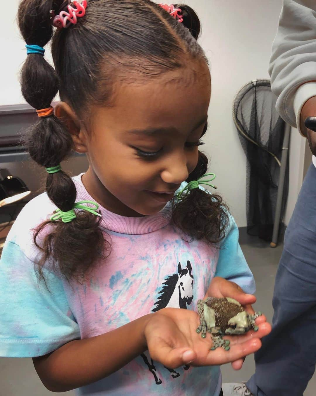 キム・カーダシアンさんのインスタグラム写真 - (キム・カーダシアンInstagram)「This pic is old but one thing I am doing during this time is practicing hair styles on my girls!  Something we are doing tonight is getting flash lights and frog watching. There are so many in our backyard at night! 🐸 I will try to post pics if we spot any on my stories!」4月5日 8時13分 - kimkardashian