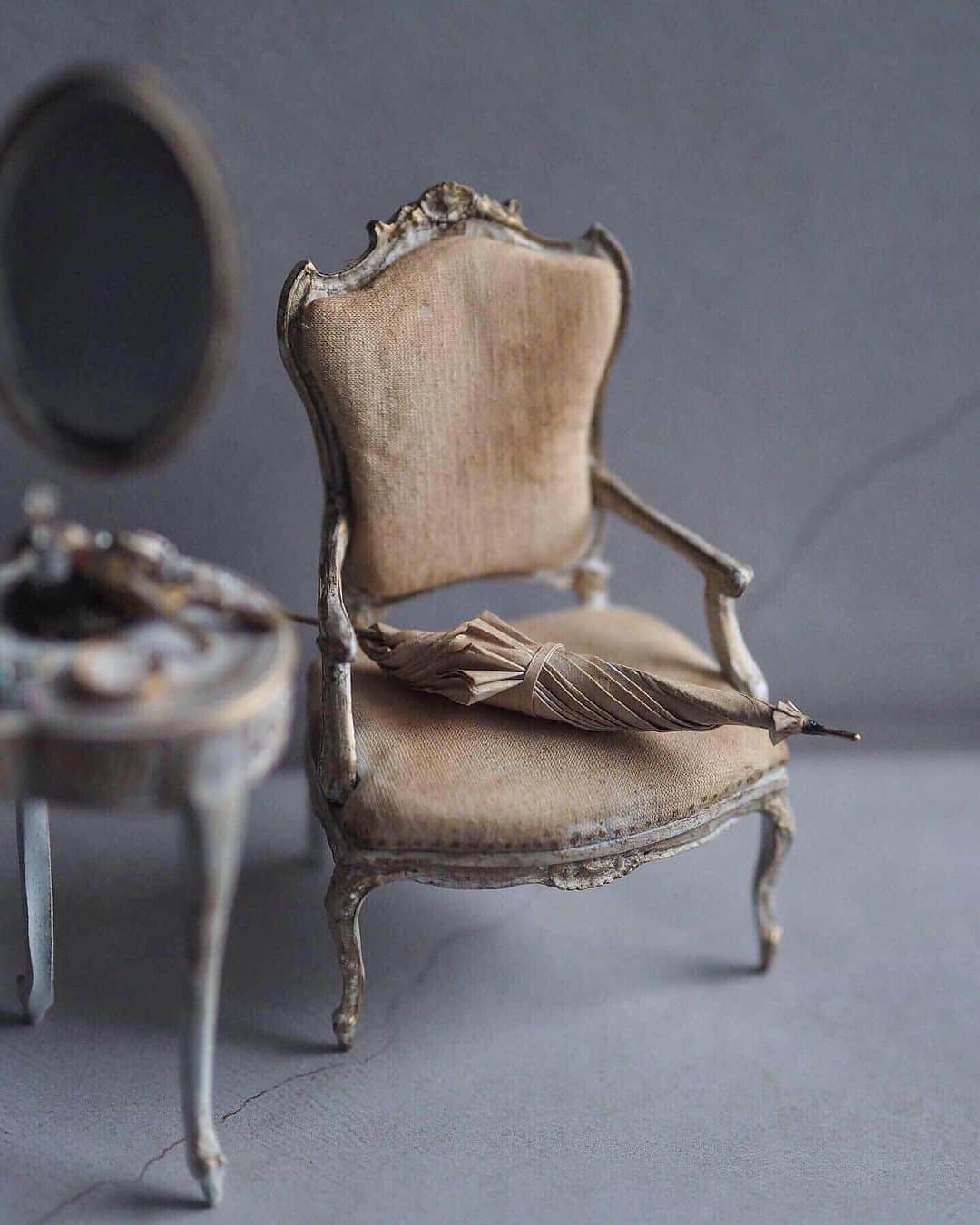 kiyomiさんのインスタグラム写真 - (kiyomiInstagram)「❤︎ ・ original  handmade miniatur #dresser size  1/12 . ミラーを作り変えて 小物をディスプレイしてみました。 小物は以前に作った アクセサリー。 ・ ・ ・ ・ ・ ・ ・ ・ ・ ・  #ミニチュア #miniature#ドレッサー #ハンドメイド#cute#chair #アンティーク#antique #chair #アンティーク雑貨#instagramjapan  #フレンチアンティーク#miniature#dollhouse #Frenchinterior #ブロカント #Frenchstyle#cute#ジュエリー #シャビーシック#Interior#フレンチインテリア #antique  #Frenchdecor#brocante #アンティーク風#brocantestyle#shabby #ドレッサー  #dresser #rouge #化粧品 #ネイル #口紅」4月5日 8時19分 - chiisanashiawase2015