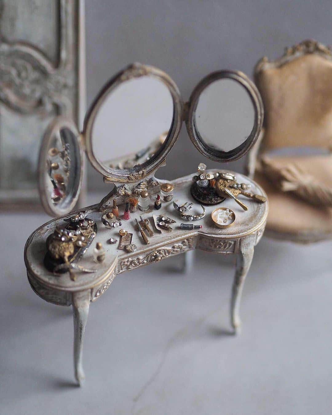 kiyomiさんのインスタグラム写真 - (kiyomiInstagram)「❤︎ ・ original  handmade miniatur #dresser size  1/12 . ミラーを作り変えて 小物をディスプレイしてみました。 小物は以前に作った アクセサリー。 ・ ・ ・ ・ ・ ・ ・ ・ ・ ・  #ミニチュア #miniature#ドレッサー #ハンドメイド#cute#chair #アンティーク#antique #chair #アンティーク雑貨#instagramjapan  #フレンチアンティーク#miniature#dollhouse #Frenchinterior #ブロカント #Frenchstyle#cute#ジュエリー #シャビーシック#Interior#フレンチインテリア #antique  #Frenchdecor#brocante #アンティーク風#brocantestyle#shabby #ドレッサー  #dresser #rouge #化粧品 #ネイル #口紅」4月5日 8時19分 - chiisanashiawase2015